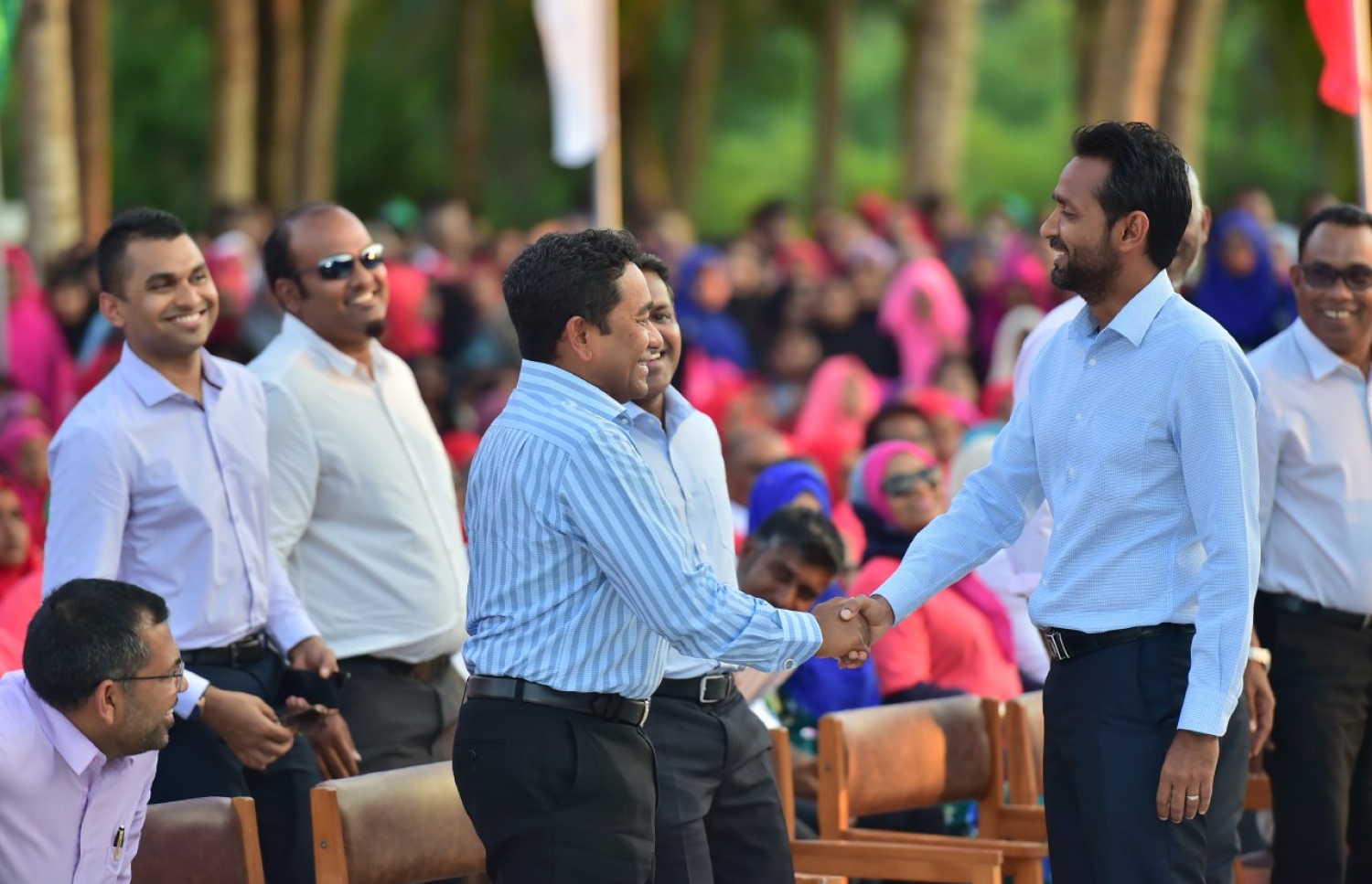 ހދ. ކުޅުދުއްފުށި: ނޮވެމްބަރު 12، 2017- މި ރަށުގައި އެއާޕޯޓު އަޅަން ބޭނުންވާ ސަރަހައްދު ހިއްކުމުގެ މަސައްކަތް ރައީސް ޔާމީން ރަސްމީކޮށް ފައްޓަވައި ދެއްވުމުގެ ހަފުލާގައި އެމްޓީސީސީގެ ސީއީއޯ އިބްރާހިމް ޒިޔަތާއި ރައީސް ޔާމީން ސަލާމް ކުރައްވަނީ.--ފޮޓޯ: ރައީސް އޮފީސް