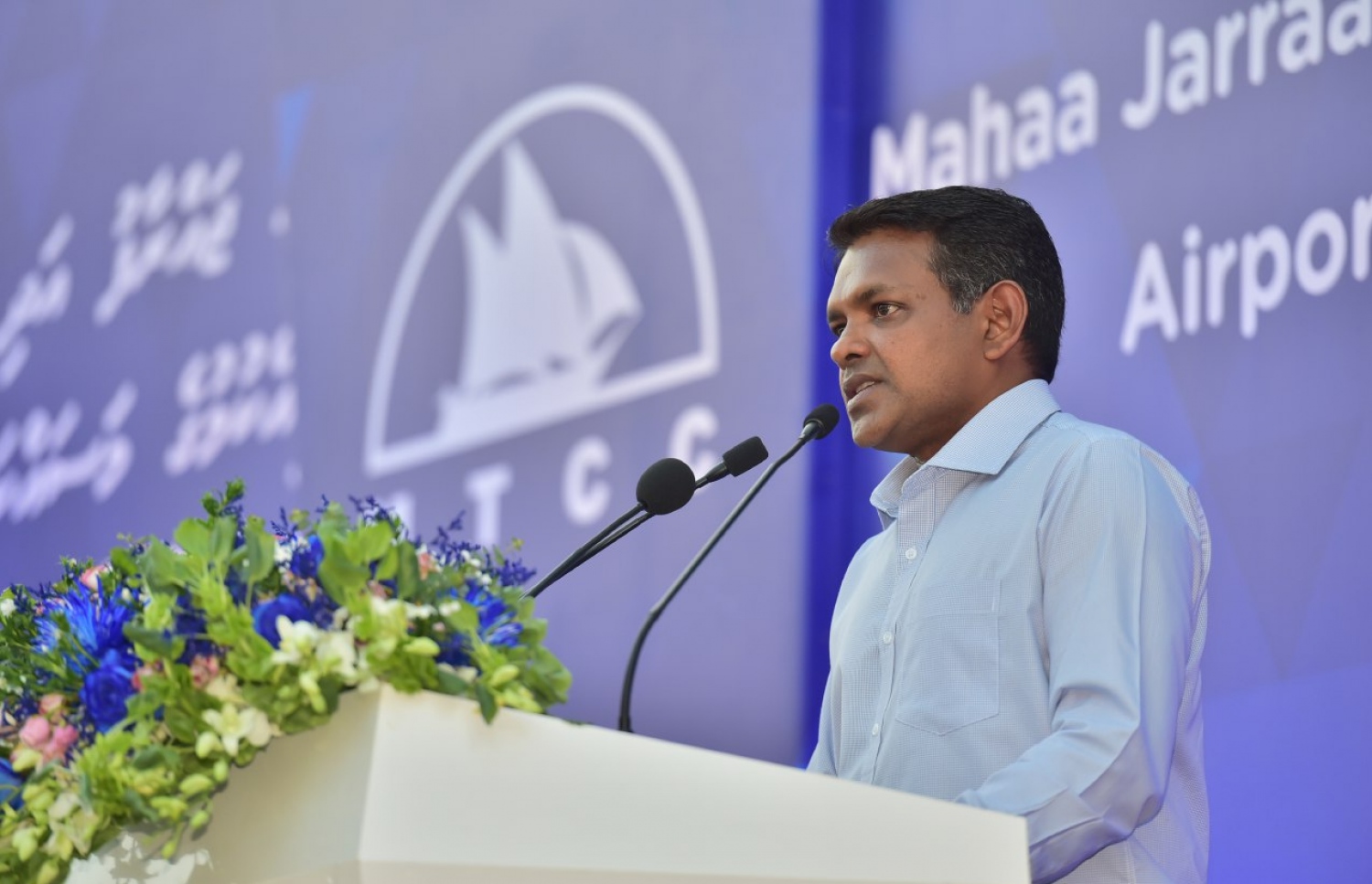 ހދ. ކުޅުދުއްފުށި: ނޮވެމްބަރު 12، 2017- މި ރަށުގައި އެއާޕޯޓު އަޅަން ބޭނުންވާ ސަރަހައްދު ހިއްކުމުގެ މަސައްކަތް ރައީސް ޔާމީން ރަސްމީކޮށް ފައްޓަވައި ދެއްވުމުގެ ހަފުލާގައި ކުޅުދުއްފުށީ ދެކުނު ދާއިރާގެ މެމްބަރު މުހައްމަދު ނަޝީދު ވާހަކަ ދައްކަވަނީ.--ފޮޓޯ: ރައީސް އޮފީސް