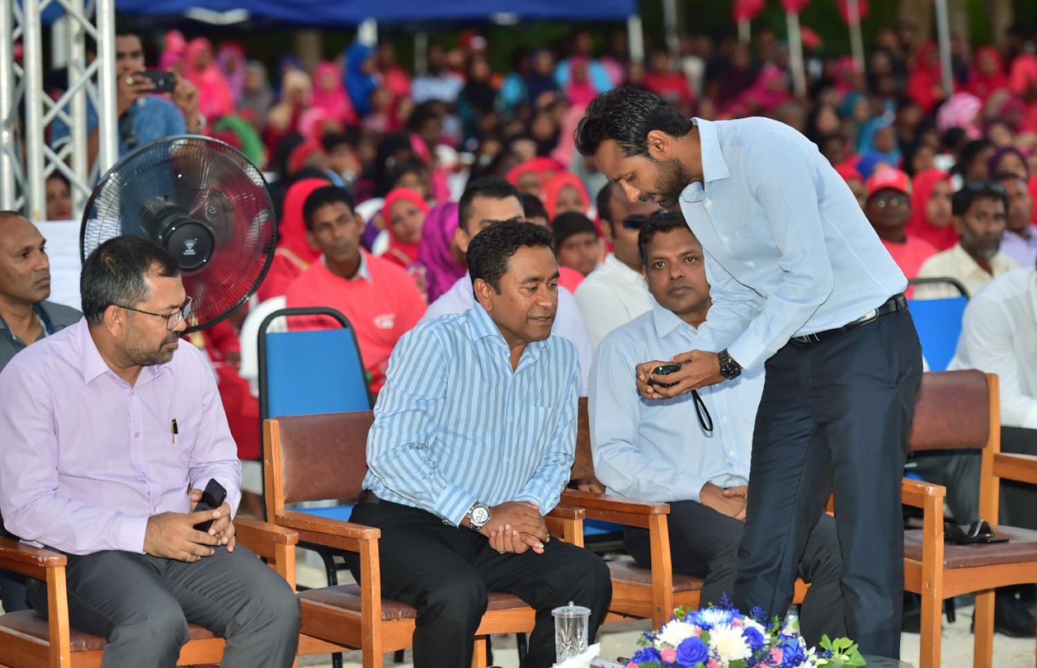 ހދ. ކުޅުދުއްފުށި: ނޮވެމްބަރު 12، 2017- މި ރަށުގައި އެއާޕޯޓު އަޅަން ބޭނުންވާ ސަރަހައްދު ހިއްކުމުގެ މަސައްކަތް ރައީސް ޔާމީން ރަސްމީކޮށް ފައްޓަވައި ދެއްވުމުގެ ހަފުލާގައި އެމަނިކުފާނާއި އެމްޓީސީސީގެ ސީއީއޯ އިބްރާހިމް ޒިޔަތު ވާހަކަ ދައްކަވަނީ.--ފޮޓޯ: ރައީސް އޮފީސް