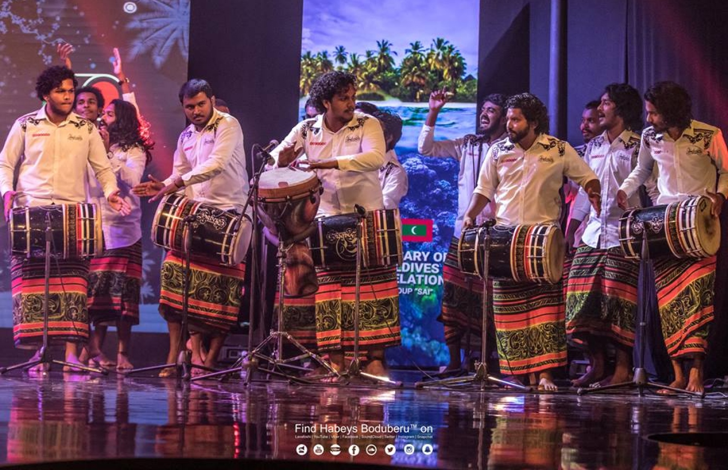 ހަބޭސް ބޮޑުބެރު ބޭންޑް ޝޯއެއްގައި ޕަފޯމް ކުރަނީ.