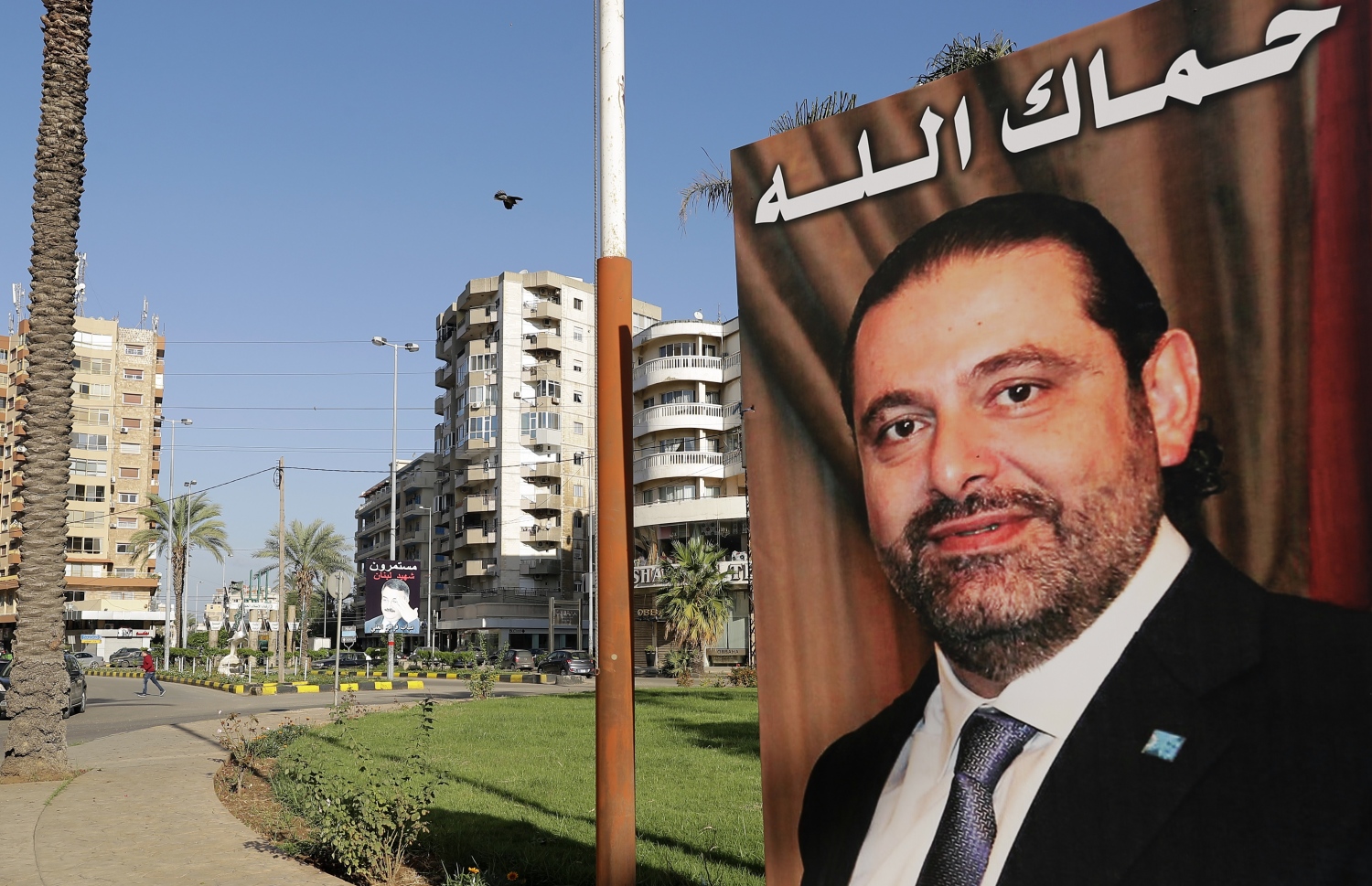 ލުބުނާނުގެ ބަނދަރުމަތީ ރަށެއް ކަމަށްވާ ޓްރިޕޮލީގައި ބަހައްޓާފައިވާ ހަރީރީގެ ޕޯސްޓަރެއް. --ފޮޓޯ:އޭއެފްޕީ