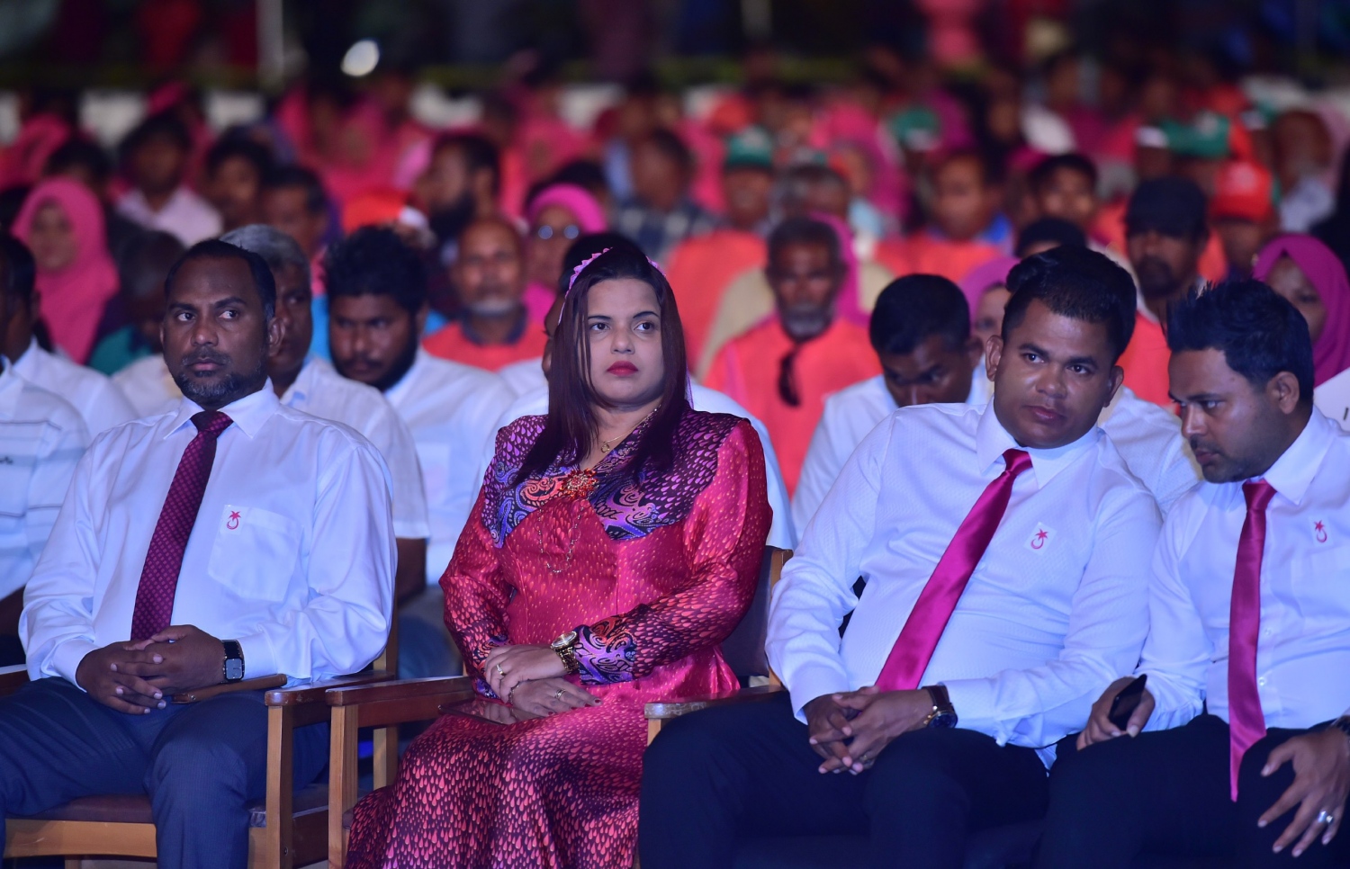 ޕީޕީއެމްގެ ހަ ވަނަ އަހަރީ ދުވަސް ފާހަގަކުރުމަށް މި ރަށުގައި ބޭއްވި ޖަލްސާގައި ބައިވެރިވެވަޑައިގެންނެވި ބައެއް ބޭފުޅުން.---ފޮޓޯ: ރައީސް އޮފީސް