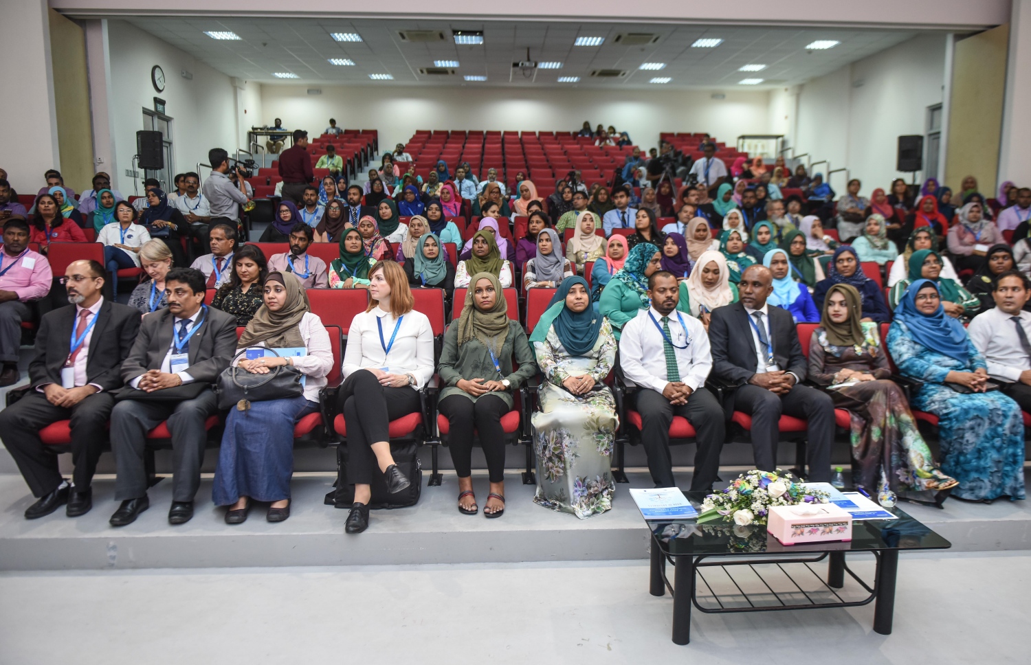 ޓީޗާސް ކޮންފަރެންސް ނިންމުމުގެ ރަސްމިއްޔާތުގައި ބައިވެރިވެވަޑައިގެންނެވި ބައެއް ބޭފުޅުން.-- ފޮޓޯ: ހުސެއިން ވަހީދު/ މިހާރު