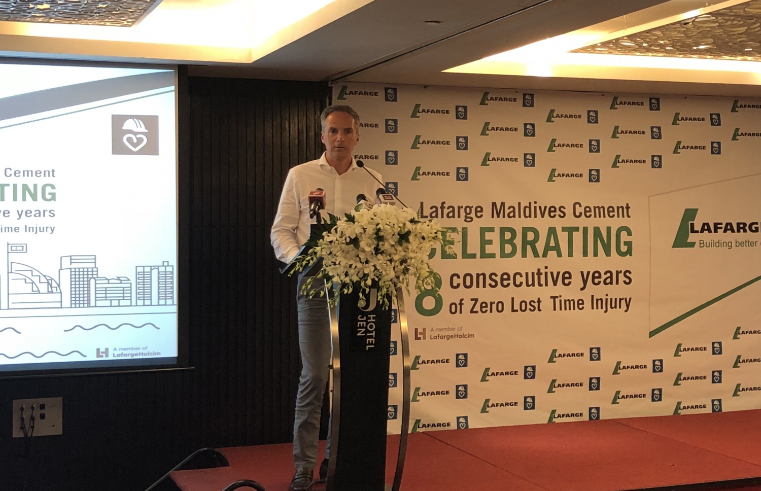 ލަފާޖުން ރޭ ބޭއްވި ރަސްމިއްޔާތުގައި ސްޓެފަން ވާހަކަ ދައްކަވަނީ.-- ފޮޓޯ: މިހާރު