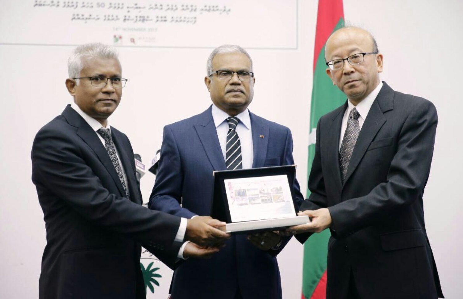 ރާއްޖެ-ޖަޕާންގެ ގުޅުމަށް 50 އަހަރު ފުރުމުގެ މުނާސަބަތުގައި ދެ ގައުމު ގުޅިގެން ނެރުނު ސްޓޭމްޕް ސެޓް، މިދިޔަ އަހަރުގެ ނޮވެމްބަރުމަހު ތައާރަފު ކޮށްދެއއްވަނީ.---ފޮޓޯ: ހުސެއިން ވަހީދު/މިހާރު