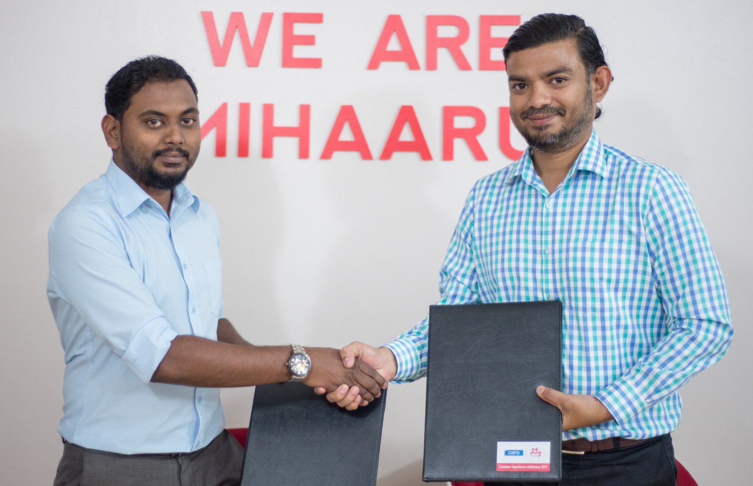 ކަސްޓަމާ އެކްސްޕީރިއަންސް ކޮންފަރެންސްގެ މީޑިއާ ޕާޓްނަރުގެ އެގްރީމަންޓްގައި ސޮއި ކުރުމުގެ ތެރެއިން ޒިޔާއު ސަމަދު (ކ) އަދި މިހާރުގެ ހެޑް އޮފް ސޭލްސް އެންޑް މާކެޓިން ޝައްމޫން އަފީފް.-- ފޮޓޯ: މިހާރު