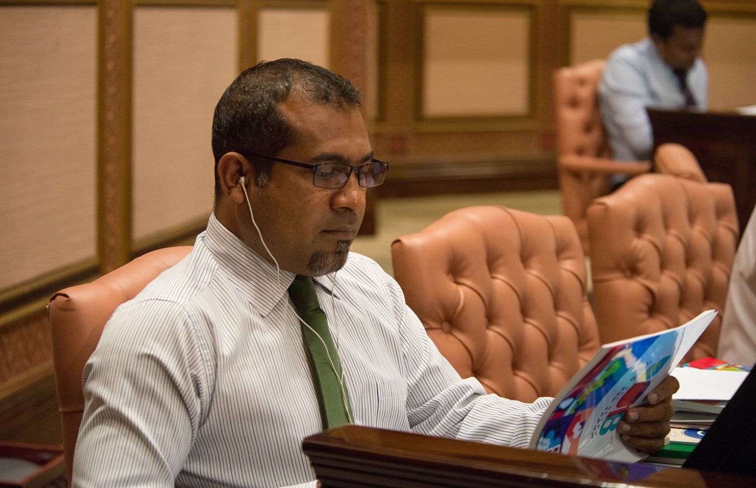 މެމްބަރު ހަލީލް އިއްޔެ ބަޖެޓު ފޮތް ބައްލަވާލައްވަނީ. ---ފޮޓޯ: މަޖިލިސް