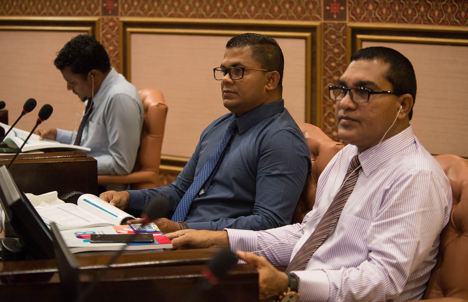 ދައުލަތުގެ އަންނަ އަހަރުގެ ބަޖެޓު މަޖިލީހަށް ހުށަހެޅުމަށް އިއްޔެ ބޭއްވި ޖަލްސާގައި ޕީޕީއެމްގެ މެމްބަރު އިބްރާހިމް ދީދީ (ކ) އާއި މުހައްމަދު ޝާހިދު ބައިވެރިވެވަޑައިގަންނަވަނީ.---ފޮޓޯ: މަޖިލިސް