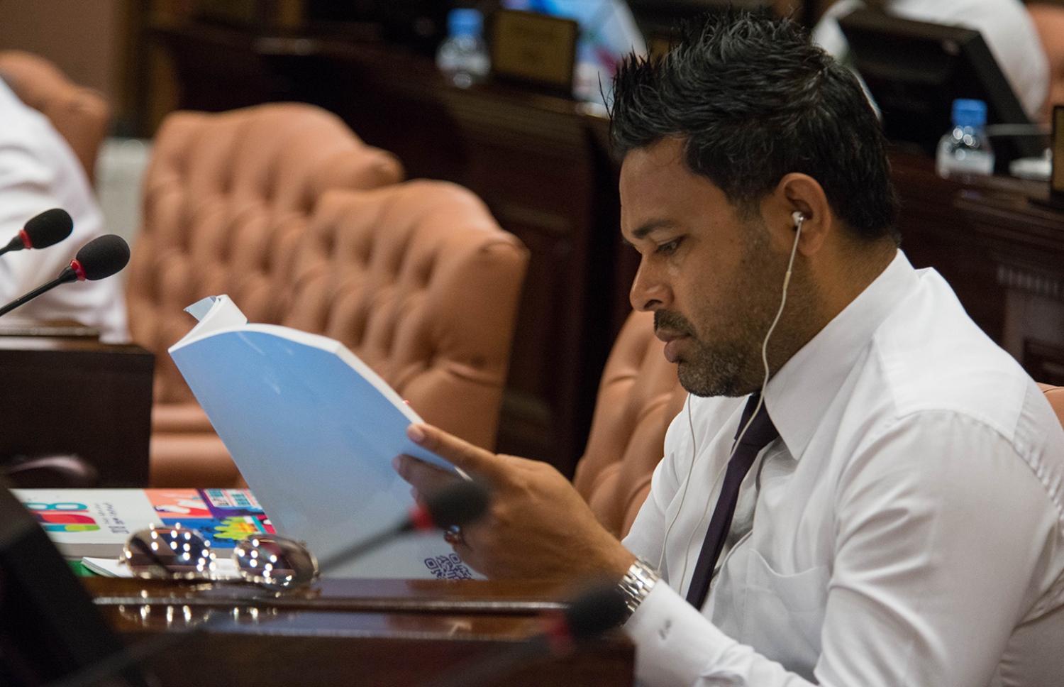 މަޖިލީހުގެ މިއަދުގެ ޖަލްސާގައި މެމްބަރު ޝިޔާމް ބަޖެޓު ފޮތް ކިޔުއްވަނީ. - ފޮޓޯ: މަޖިލިސް