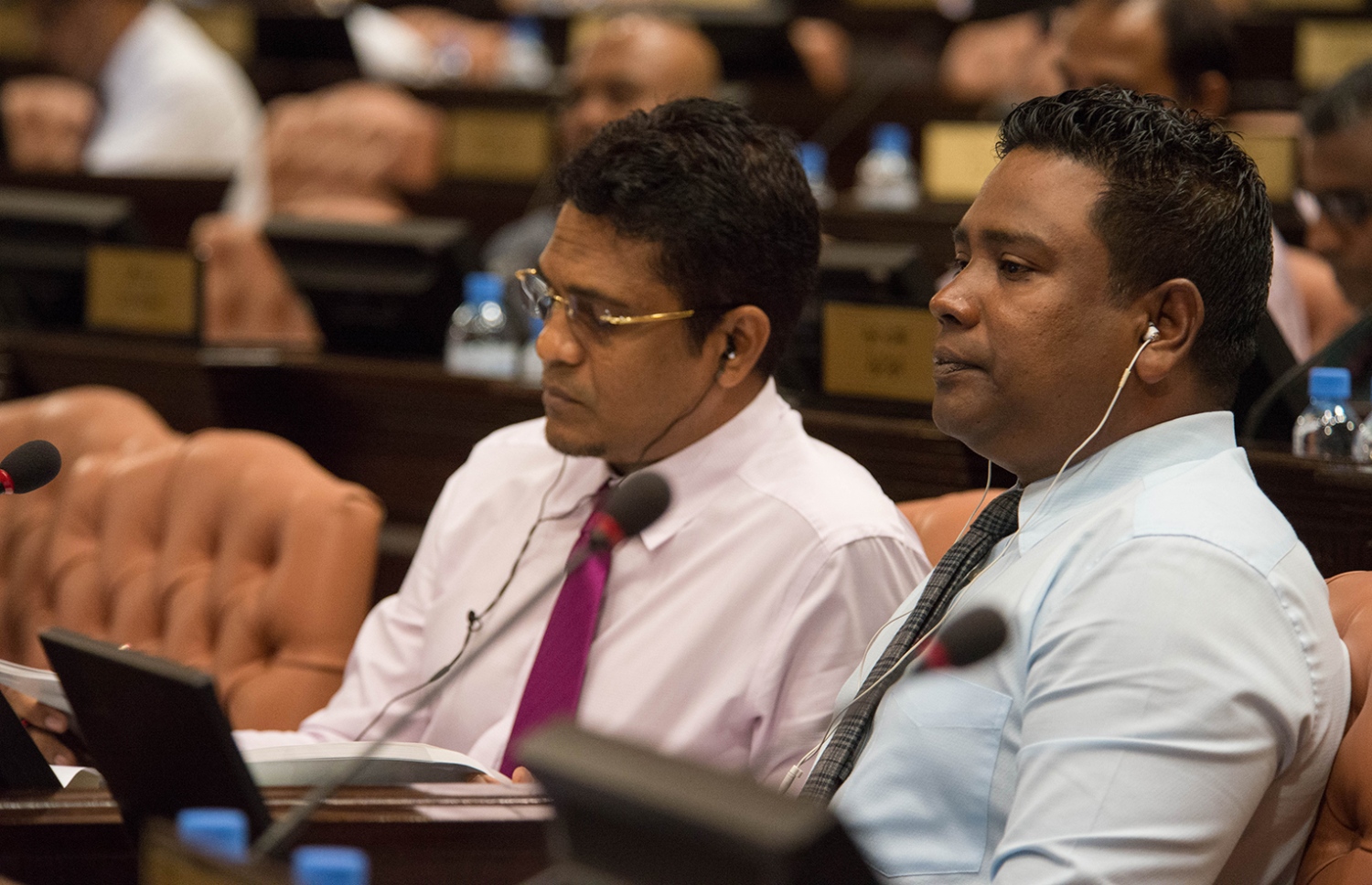 މަޖިލީހުގެ މިއަދުގެ ޖަލްސާގައި މެމްބަރު ނިހާނު (ވ) އާއި މުހައްމަދު އިސްމާއިލް. - ފޮޓޯ: މަޖިލިސް