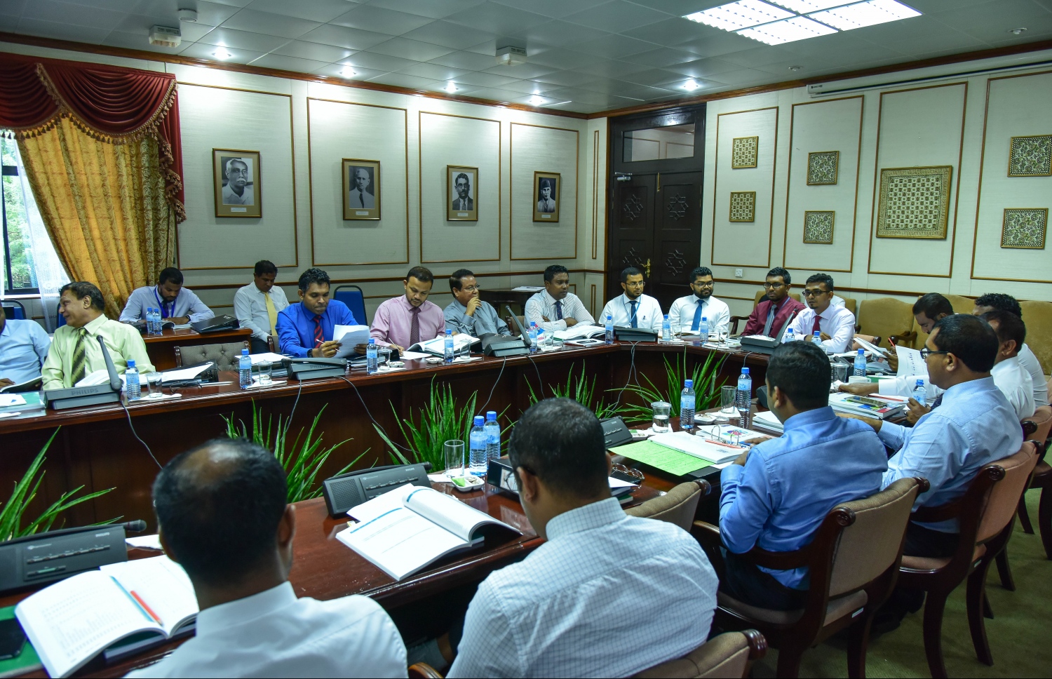 މިދިޔަ ބުރާސްފަތި ދުވަހު ބޭއްވި ބަޖެޓު ދިރާސާ ކުރާ ކޮމެޓީގެ ބައްދަލުވުން ކުރިއަށް ގެންދަނީ.--- ފޮޓޯ: ނިޝާން އަލީ/މިހާރު