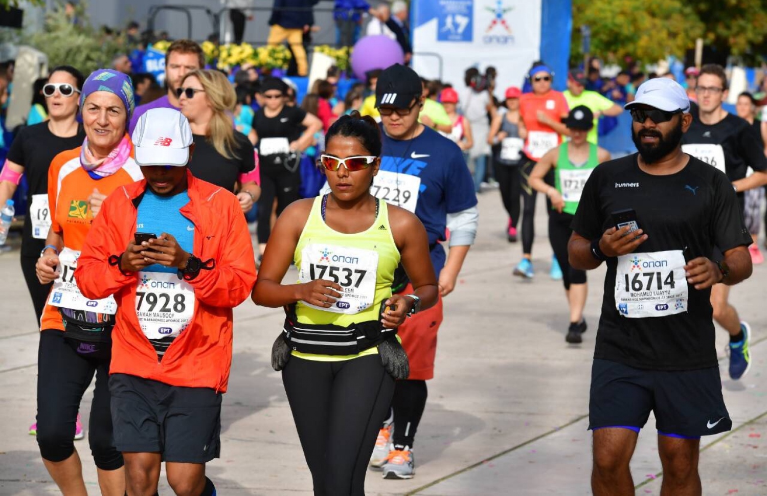 ކައި (މ) ހުސް ފައިގައި އެތެންސް މެރެތަން ދުވަނީ.