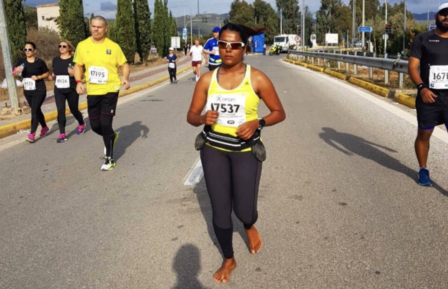 ކައި ހުސް ފައިގައި އެތެންސް މެރެތަން ދުވަނީ.