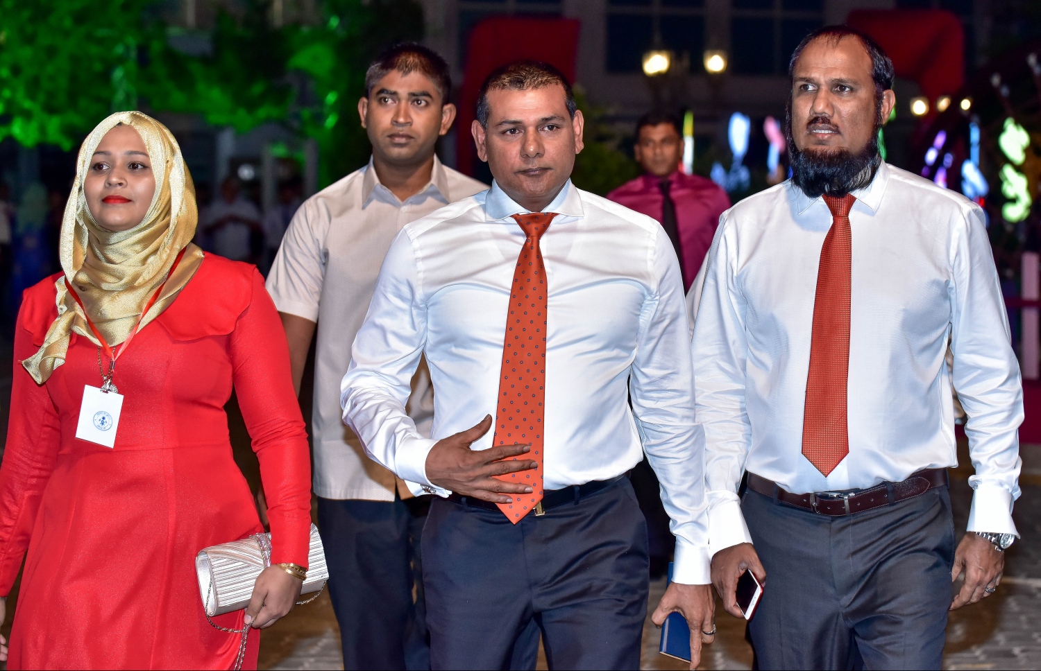 މާލެ: ނޮވެމްބަރު 17، 2017- ރައީސް ޔާމީންގެ ސަރުކާރަށް ހަތަރު އަހަރު ފުރުން ފާހަގަކުރުމަށް ކާނިވާ ސަރަހައްދުގައި ބޭއްވި ބިޔަ ޖަލްސާ އަށް، ވެރިކަންކުރާ ޕާޓީ، ޕީޕީއެމްގެ ކޯލިޝަން ޕާޓްނަރު އެމްޑީއޭގެ ލީޑަރު ސިޔާމް އާއި ނައިބު ލީޑަރު މައުރޫފް ވަޑައިގަންނަވަނީ.---ފޮޓޯ: ނިޝާން އަލީ/މިހާރު