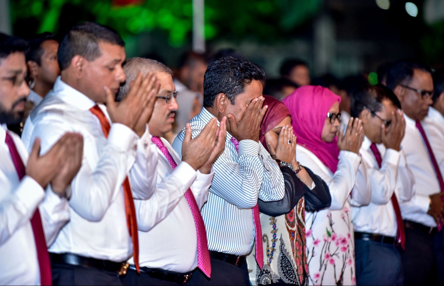 މާލެ: ނޮވެމްބަރު 17، 2017- ރައީސް ޔާމީންގެ ސަރުކާރަށް ހަތަރު އަހަރު ފުރުން ފާހަގަކުރުމަށް ކާނިވާ ސަރަހައްދުގައި ބޭއްވި ބިޔަ ޖަލްސާގައި ރައީސް ޔާމީންގެ ދެކަނބަލުންނާއި ދައުލަތުގެ ބައެއް އިސްބޭފުޅުން ދުއާ ކުރައްވަނީ.---ފޮޓޯ: ނިޝާން އަލީ/މިހާރު