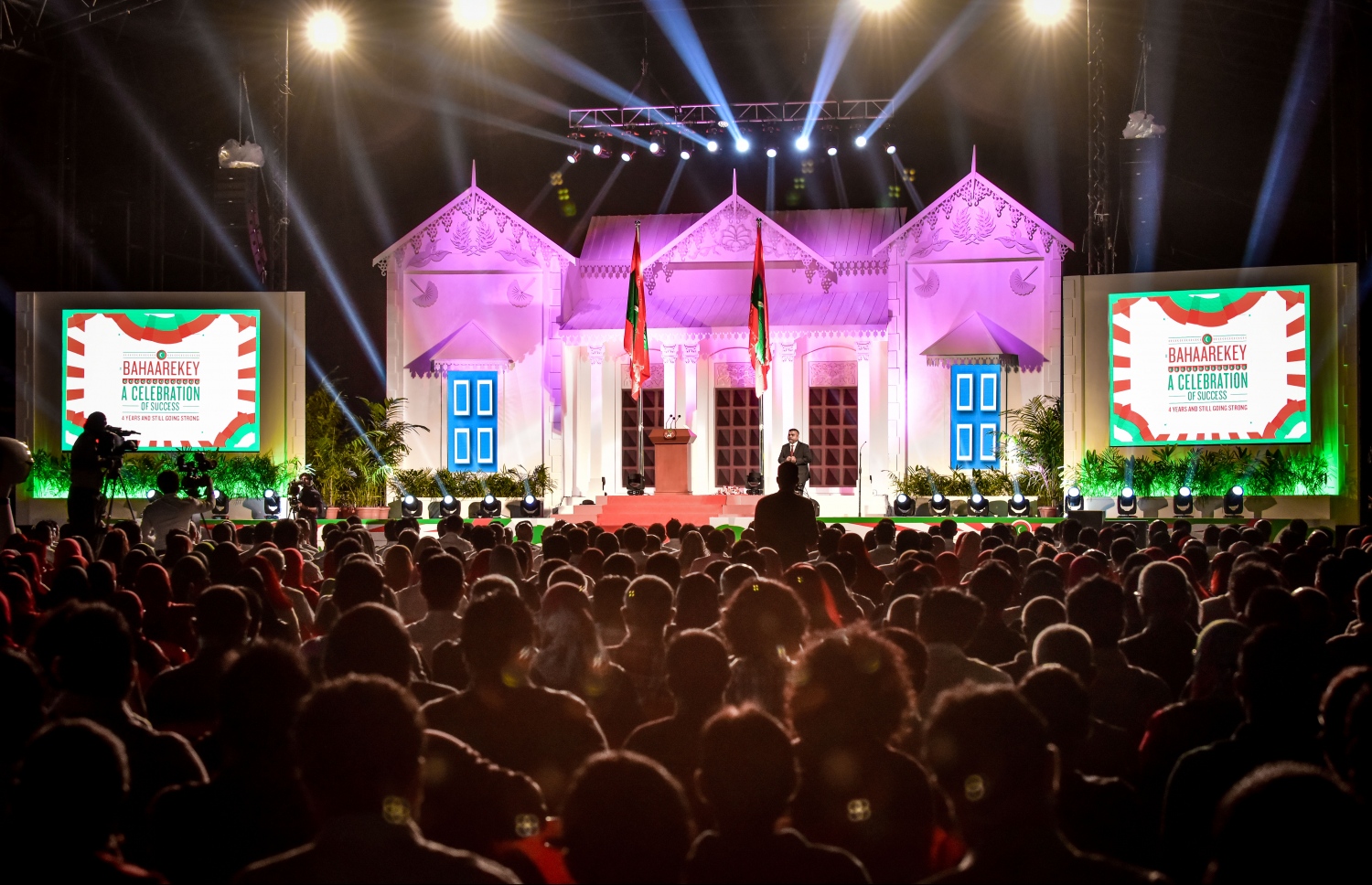 މާލެ: ނޮވެމްބަރު 17، 2017- ރައީސް ޔާމީންގެ ސަރުކާރަށް ހަތަރު އަހަރު ފުރުން ފާހަގަކުރުމަށް ކާނިވާ ސަރަހައްދުގައި ބޭއްވި ބިޔަ ޖަލްސާގައި ބައިވެރިވި ބައެއް މީހުން: މި ޖަލްސާ އަށް ވަރަށް ގިނަ ބަޔަކު ހާޒިރުވި.---ފޮޓޯ: ނިޝާން އަލީ/މިހާރު