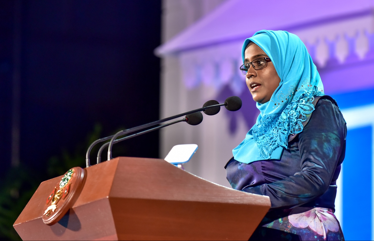 މާލެ: ނޮވެމްބަރު 17، 2017- ރައީސް ޔާމީންގެ ސަރުކާރަށް ހަތަރު އަހަރު ފުރުން ފާހަގަކުރުމަށް ކާނިވާ ސަރަހައްދުގައި ބޭއްވި ބިޔަ ޖަލްސާގައި ސިވިލް ސާވިސްގެ މުވައްޒަފަކު ވާހަކަ ދައްކަނީ: ސިވިލް ސާވިސްގެ މުވައްޒަފުންގެ މުސާރަ އަންނަ އަހަރުން ފެށިގެން ބޮޑުވާނެ ނިސްބަތް ރައީސް ޔާމީން މި ޖަލްސާގައި ހާމަކޮށްދެއްވި.---ފޮޓޯ: ނިޝާން އަލީ/މިހާރު