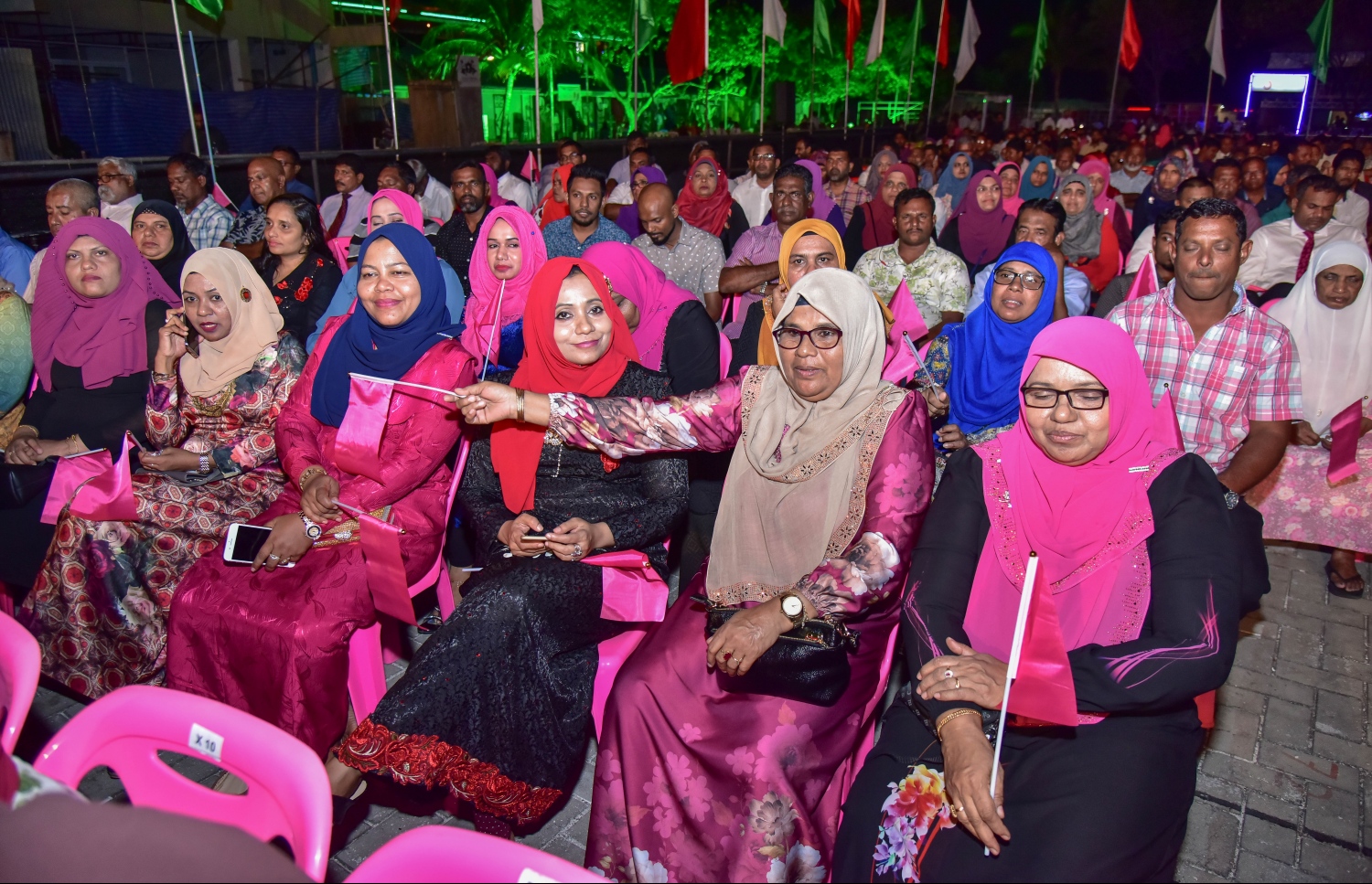 މާލެ: ނޮވެމްބަރު 17، 2017- ރައީސް ޔާމީންގެ ސަރުކާރަށް ހަތަރު އަހަރު ފުރުން ފާހަގަކުރުމަށް ކާނިވާ ސަރަހައްދުގައި ބޭއްވި ބިޔަ ޖަލްސާގައި ބައިވެރިވި ބައެއް މީހުން: މި ޖަލްސާ އަށް ވަރަށް ގިނަ ބަޔަކު ހާޒިރުވި.---ފޮޓޯ: ނިޝާން އަލީ/މިހާރު