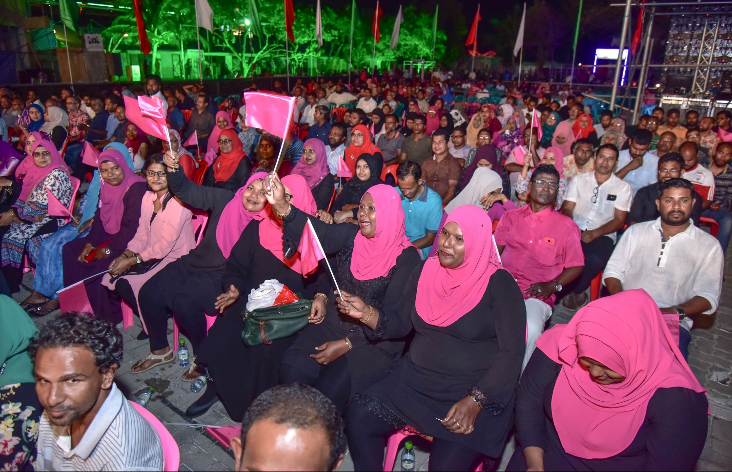 މާލެ: ނޮވެމްބަރު 17، 2017- ރައީސް ޔާމީންގެ ސަރުކާރަށް ހަތަރު އަހަރު ފުރުން ފާހަގަކުރުމަށް ކާނިވާ ސަރަހައްދުގައި ބޭއްވި ބިޔަ ޖަލްސާގައި ބައިވެރިވި ބައެއް މީހުން: މި ޖަލްސާ އަށް ވަރަށް ގިނަ ބަޔަކު ހާޒިރުވި.---ފޮޓޯ: ނިޝާން އަލީ/މިހާރު