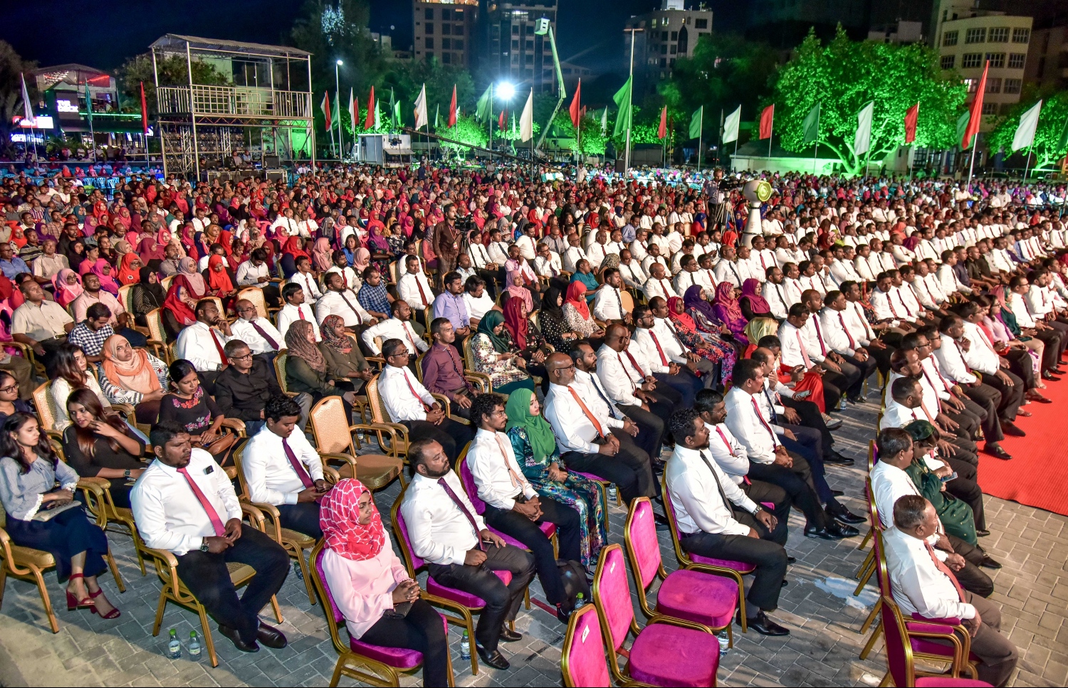 މާލެ: ނޮވެމްބަރު 17، 2017- ރައީސް ޔާމީންގެ ސަރުކާރަށް ހަތަރު އަހަރު ފުރުން ފާހަގަކުރުމަށް ކާނިވާ ސަރަހައްދުގައި ބޭއްވި ބިޔަ ޖަލްސާގައި ބައިވެރިވި ބައެއް މީހުން: މި ޖަލްސާ އަށް ވަރަށް ގިނަ ބަޔަކު ހާޒިރުވި.---ފޮޓޯ: ނިޝާން އަލީ/މިހާރު