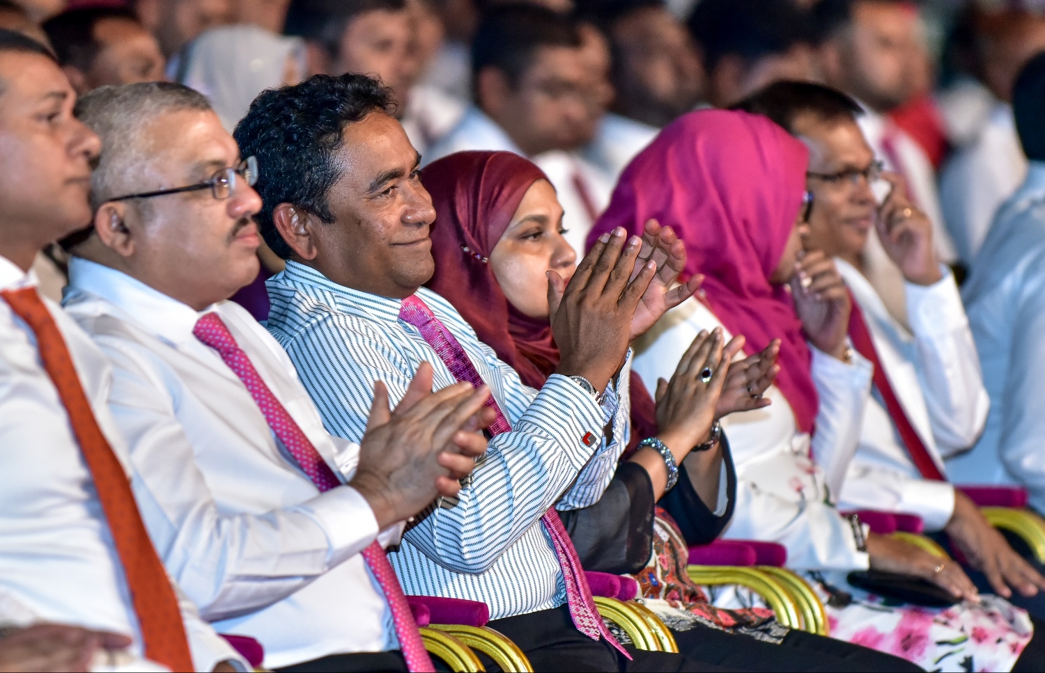 މާލެ: ނޮވެމްބަރު 17، 2017- ރައީސް ޔާމީންގެ ސަރުކާރަށް ހަތަރު އަހަރު ފުރުން ފާހަގަކުރުމަށް ކާނިވާ ސަރަހައްދުގައި ބޭއްވި ޖަލްސާގައި ރައީސް ޔާމީންގެ ދެކަނބަލުންނާއި ނައިބު ރައީސް ޖިހާދު އަދި ދައުލަތުގެ ބައެއް އިސްބޭފުޅުން ބައިވެރިވެވަޑައިގަންނަވަނީ.---ފޮޓޯ: ނިޝާން އަލީ/މިހާރު