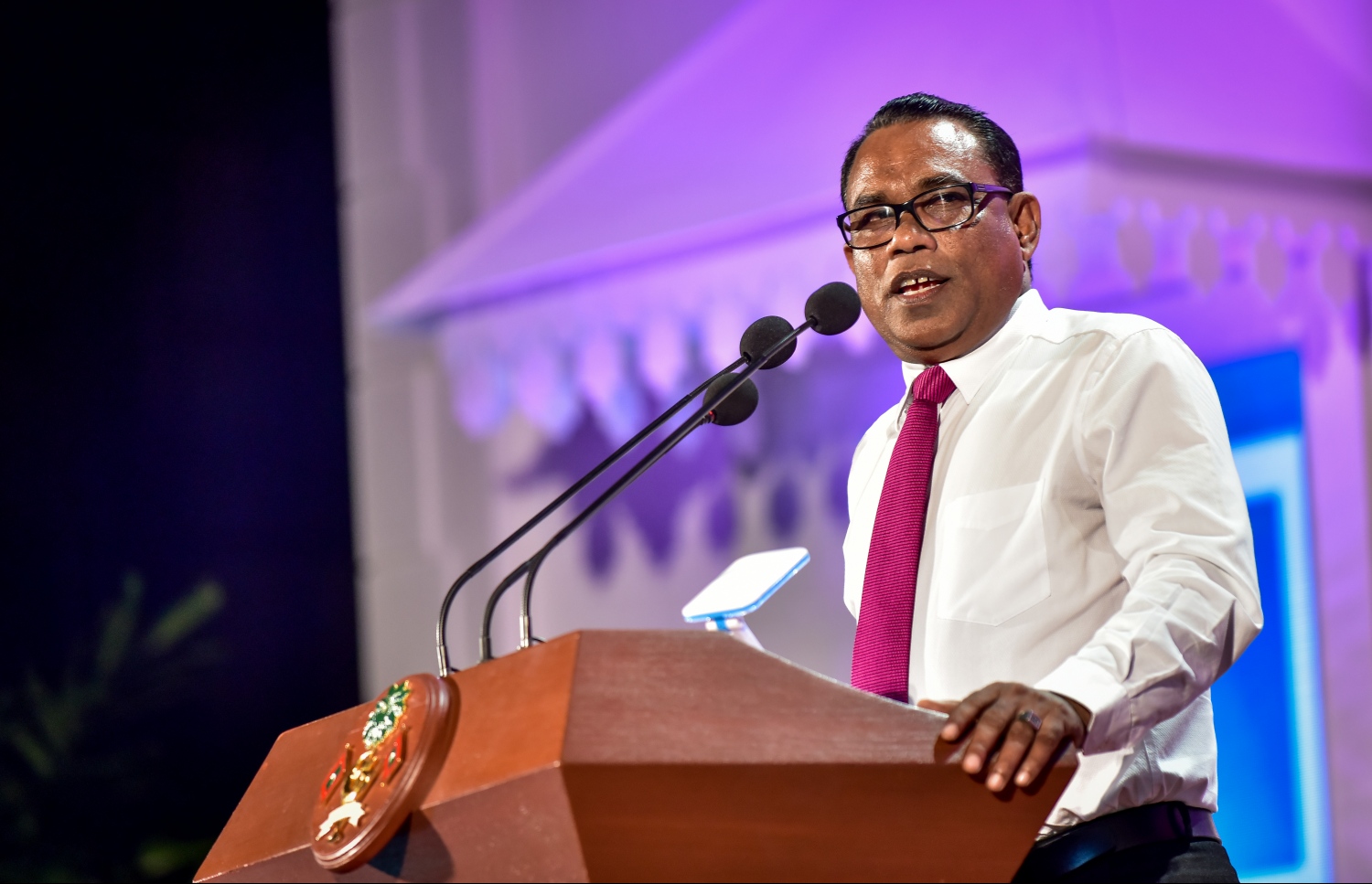 މާލެ: ނޮވެމްބަރު 17، 2017- ރައީސް ޔާމީންގެ ސަރުކާރަށް ހަތަރު އަހަރު ފުރުން ފާހަގަކުރުމަށް ކާނިވާ ސަރަހައްދުގައި ބޭއްވި ބޮޑު ޖަލްސާގައި، ވެރިކަންކުރާ ޕާޓީ، ޕީޕީއެމްގެ ނައިބު ރައީސް ފޮނަދޫ ދާއިރާގެ މެމްބަރު އަބްދުއްރަހީމް އަބްދުﷲ ވާހަކަ ދައްކަވަނީ.---ފޮޓޯ: ނިޝާން އަލީ/މިހާރު