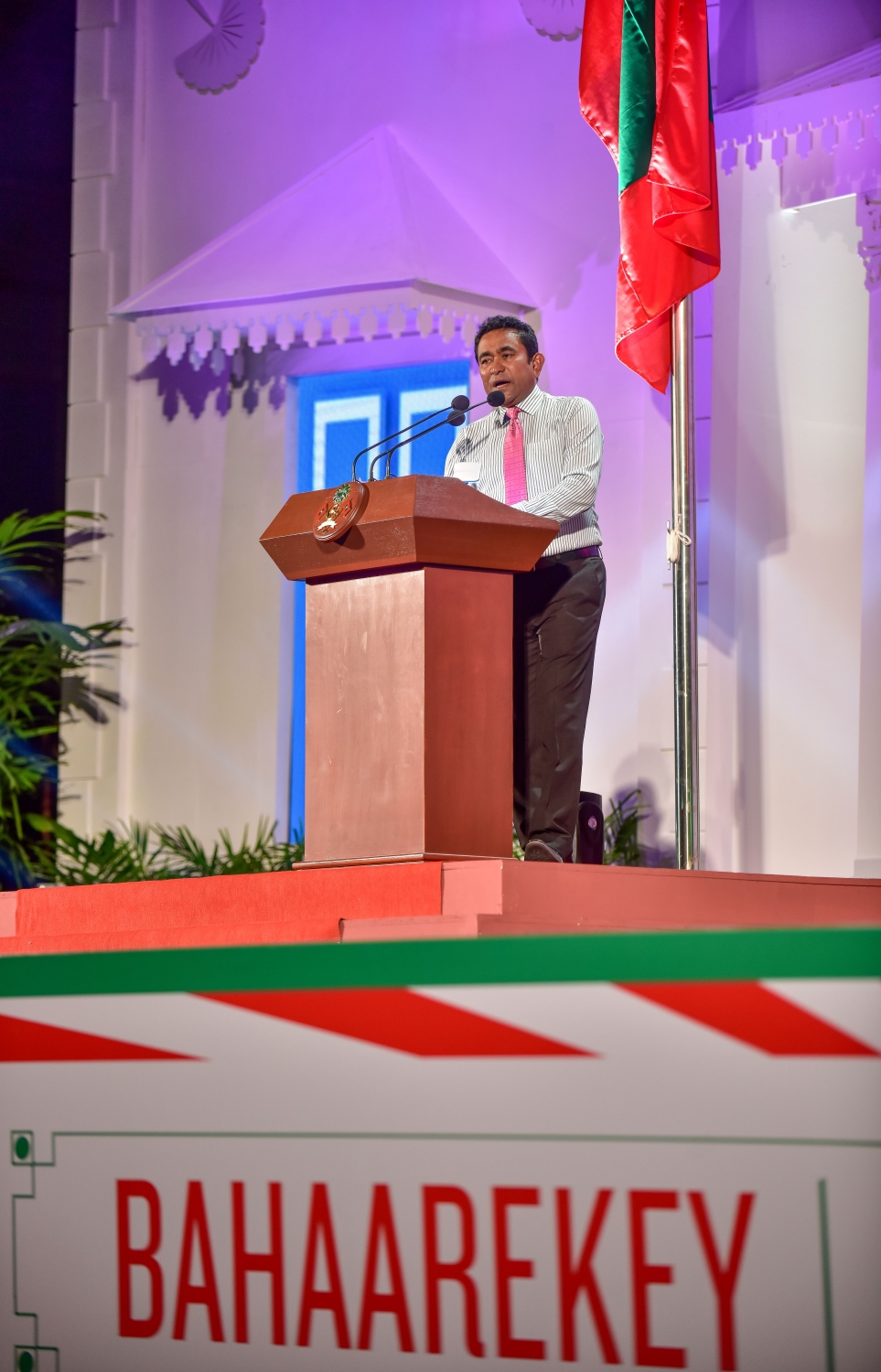 މާލެ: ނޮވެމްބަރު 17، 2017- ރައީސް ޔާމީންގެ ސަރުކާރަށް ހަތަރު އަހަރު ފުރުން ފާހަގަކުރުމަށް ކާނިވާ ސަރަހައްދުގައި ބޭއްވި ޖަލްސާގައި އެމަނިކުފާނު ވާހަކަފުޅު ދައްކަވަނީ: "ބަހާރެކޭ" ގެ ނަމުގައި ބޭއްވި މި ބިޔަ ޖަލްސާ އަށް ވަރަށް ގިނަ ބަޔަކު ދިޔަ.---ފޮޓޯ: ނިޝާން އަލީ/މިހާރު