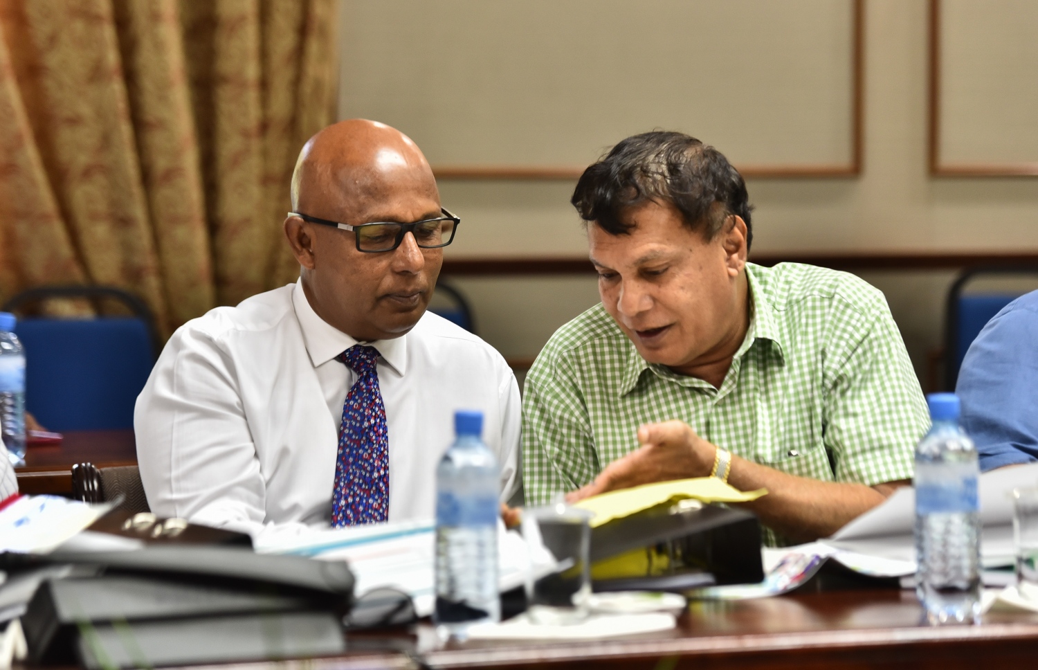 އެމްޑީޕީގެ ދެ މެމްބަރުން ކަމުގައިވާ ޝަރީފް (ކ) އަދި އޭޑީކޭ ނާޝިދު ބަޖެޓު ފޮތް ބައްލަވާލައްވަނީ. - ފޮޓޯ: މިހާރު/ ހުސެއިން ވަހީދު