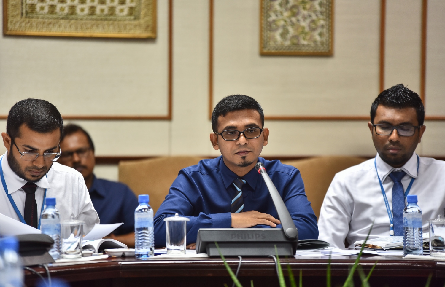 ފިނޭންސް މިނިސްޓަރު (މ) އިއްޔެ ބަޖެޓު ކޮމެޓީގައި ވާހަކަ ދައްކަވަނީ. - ފޮޓޯ: މިހާރު/ ހުސެއިން ވަހީދު