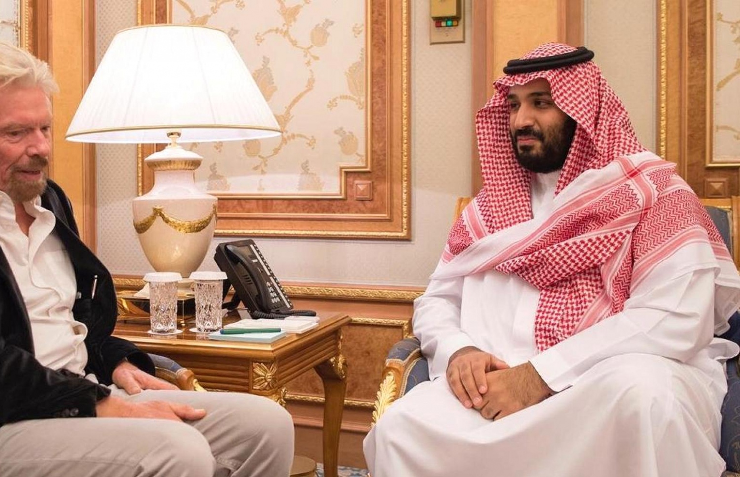 ސައޫދީ އަރަބިއްޔާގެ ވަލީ އަހުދު ޕްރިންސް މުހައްމަދާއި އިނގިރޭސި ވިލާތުގެ މަޝްހޫރު ވާޖިން ގްރޫޕުގެ ޗެއާމަން ބިލިއަނާ ރިޗަޑް ބްރެންސަން ދާދި ފަހުން ބައްދަލުކުރައްވަނީ: ތިމާއްޓަށް މަސައްކަތްކުރާ މިފަދަ މުއްސަނދިންނާ ސައޫދީއާ އޮންނަ ގުޅުން ބަދަހިވުމަކީ ނަޝީދަށް ފުރުސަތު ފަހިވާނެ ކަމެއް ކަމަށް ސިޔާސީ ބައެއް ފަރާތްތަކުން ބުނޭ.