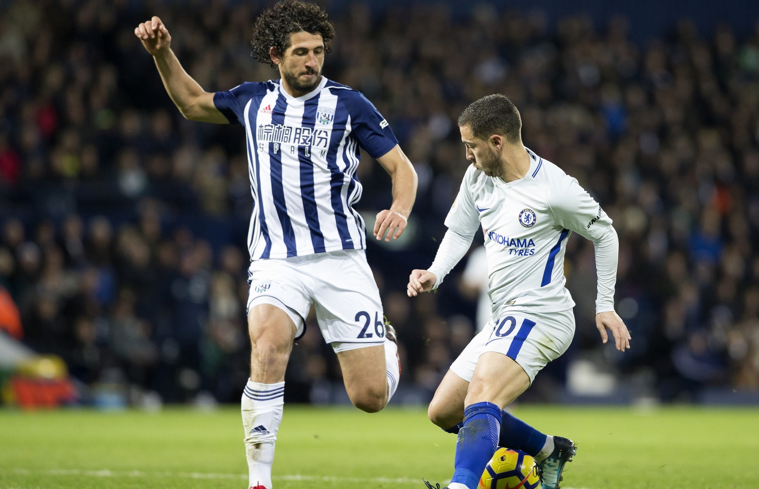 ވެސްޓް ބްރޮމްގެ ހެގާޒީ (ވ) ކައިރިން ޗެލްސީގެ ހަޒާޑް ބޯޅަ ހިފައިގެންދަނީ.-- ފޮޓޯ: އޭއެފްޕީ