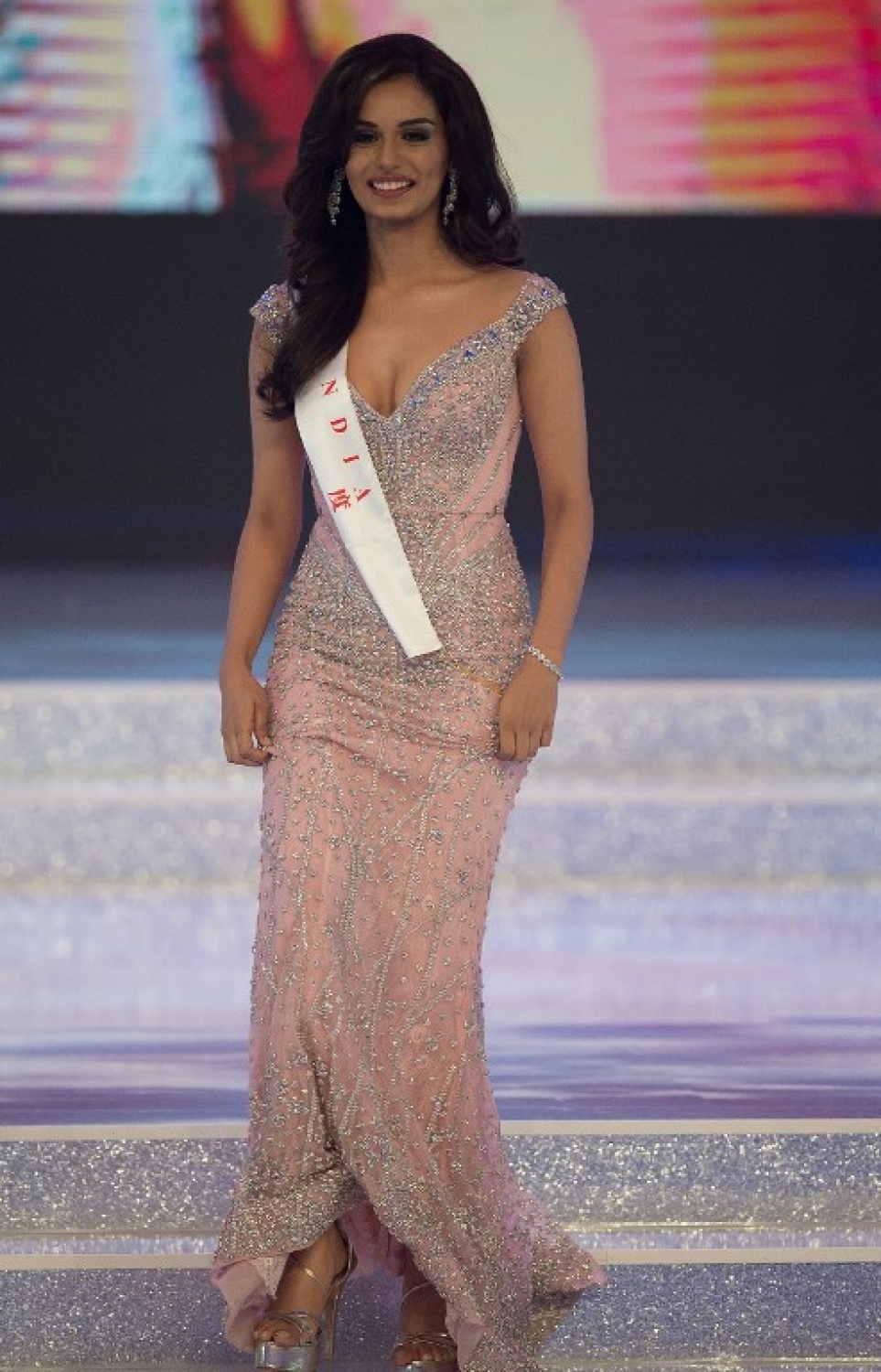 މިސް ވޯލްޑް 67 ވަނަ މުބާރާތުގައި ރީތީގެ ރާނީއަކަށް ހޮވުނު މިސް އިންޑިއާ މަނޫޝީ ޝީލާ. -- ފޮޓޯ: އޭއެފްޕީ