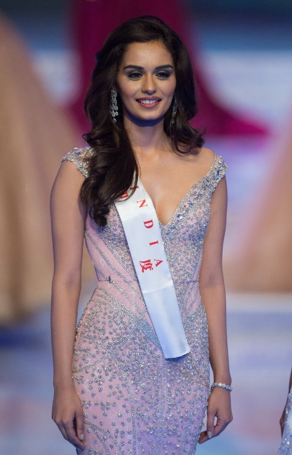 މިސް ވޯލްޑް 67 ވަނަ މުބާރާތުގައި ރީތީގެ ރާނީއަކަށް ހޮވުނު މިސް އިންޑިއާ މަނޫޝީ ޝީލާ. -- ފޮޓޯ: އޭއެފްޕީ