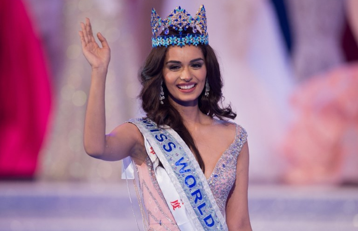 މިސް ވޯލްޑް 67 ވަނަ މުބާރާތުގައި ރީތީގެ ރާނީއަކަށް ހޮވުނު މިސް އިންޑިއާ މަނޫޝީ ޝީލާ. -- ފޮޓޯ: އޭއެފްޕީ