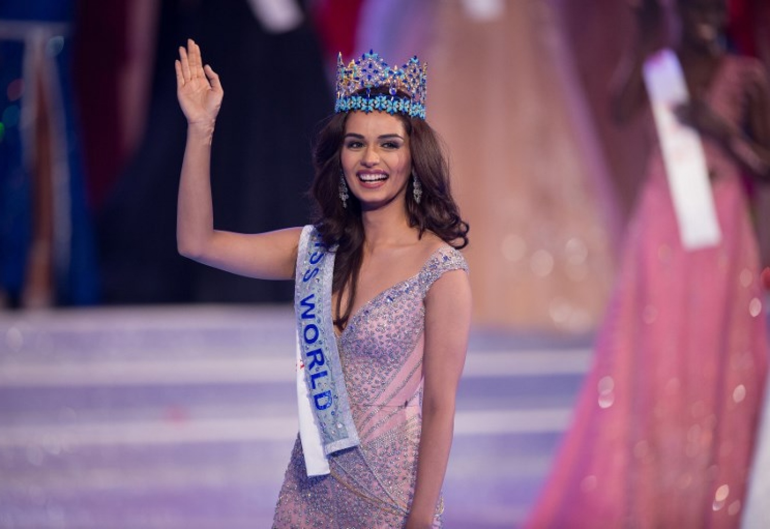 މިސް ވޯލްޑް 67 ވަނަ މުބާރާތުގައި ރީތީގެ ރާނީއަކަށް ހޮވުނު މިސް އިންޑިއާ މަނޫޝީ ޝީލާ. -- ފޮޓޯ: އޭއެފްޕީ