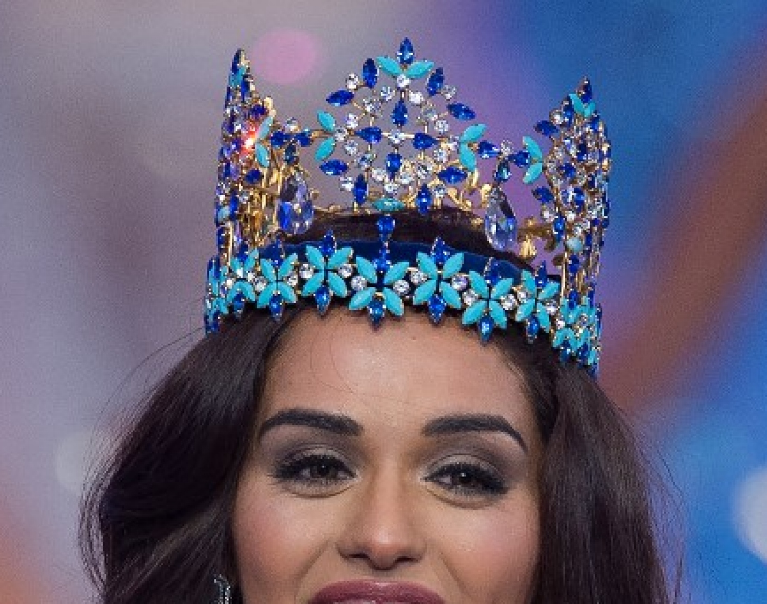 މިސް ވޯލްޑް 67 ވަނަ މުބާރާތުގައި ރީތީގެ ރާނީއަކަށް ހޮވުނު މިސް އިންޑިއާ މަނޫޝީ ޝީލާ. -- ފޮޓޯ: އޭއެފްޕީ