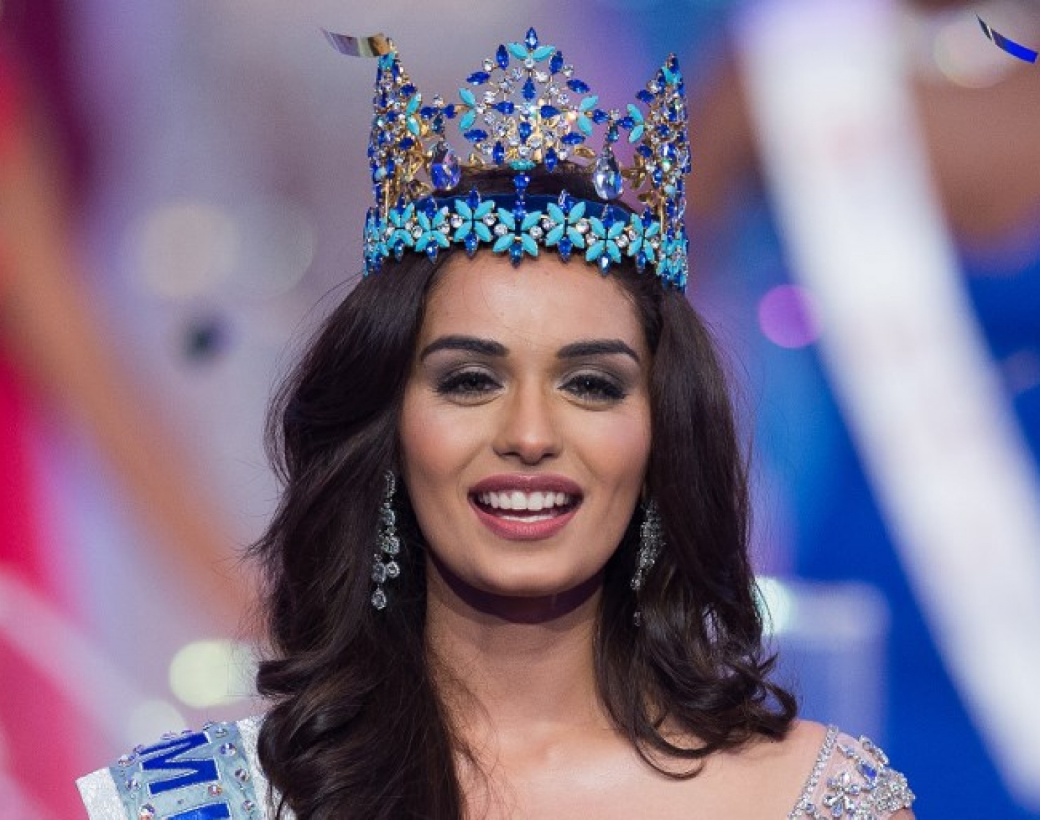 މިސް ވޯލްޑް 67 ވަނަ މުބާރާތުގައި ރީތީގެ ރާނީއަކަށް ހޮވުނު މިސް އިންޑިއާ މަނޫޝީ ޝީލާ. -- ފޮޓޯ: އޭއެފްޕީ