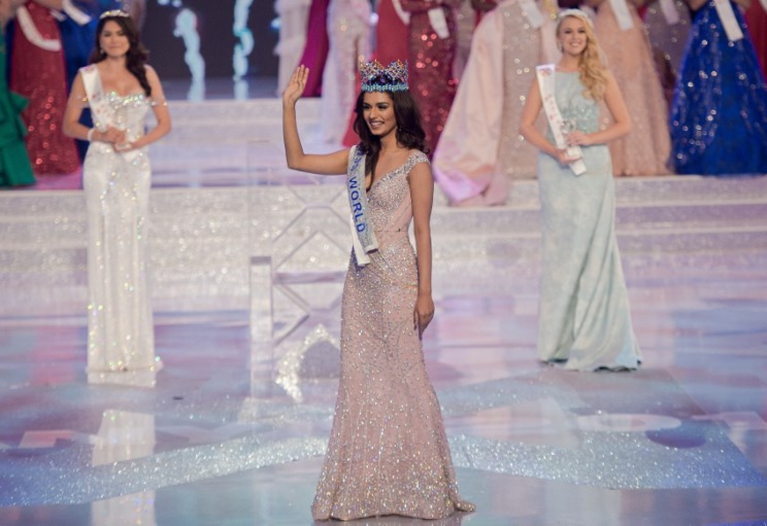 މިސް ވޯލްޑް 67 ވަނަ މުބާރާތުގައި ރީތީގެ ރާނީއަކަށް ހޮވުނު މިސް އިންޑިއާ މަނޫޝީ ޝީލާ ތާޖާ އެކު ސްޓޭޖުގައި. -- ފޮޓޯ: އޭއެފްޕީ