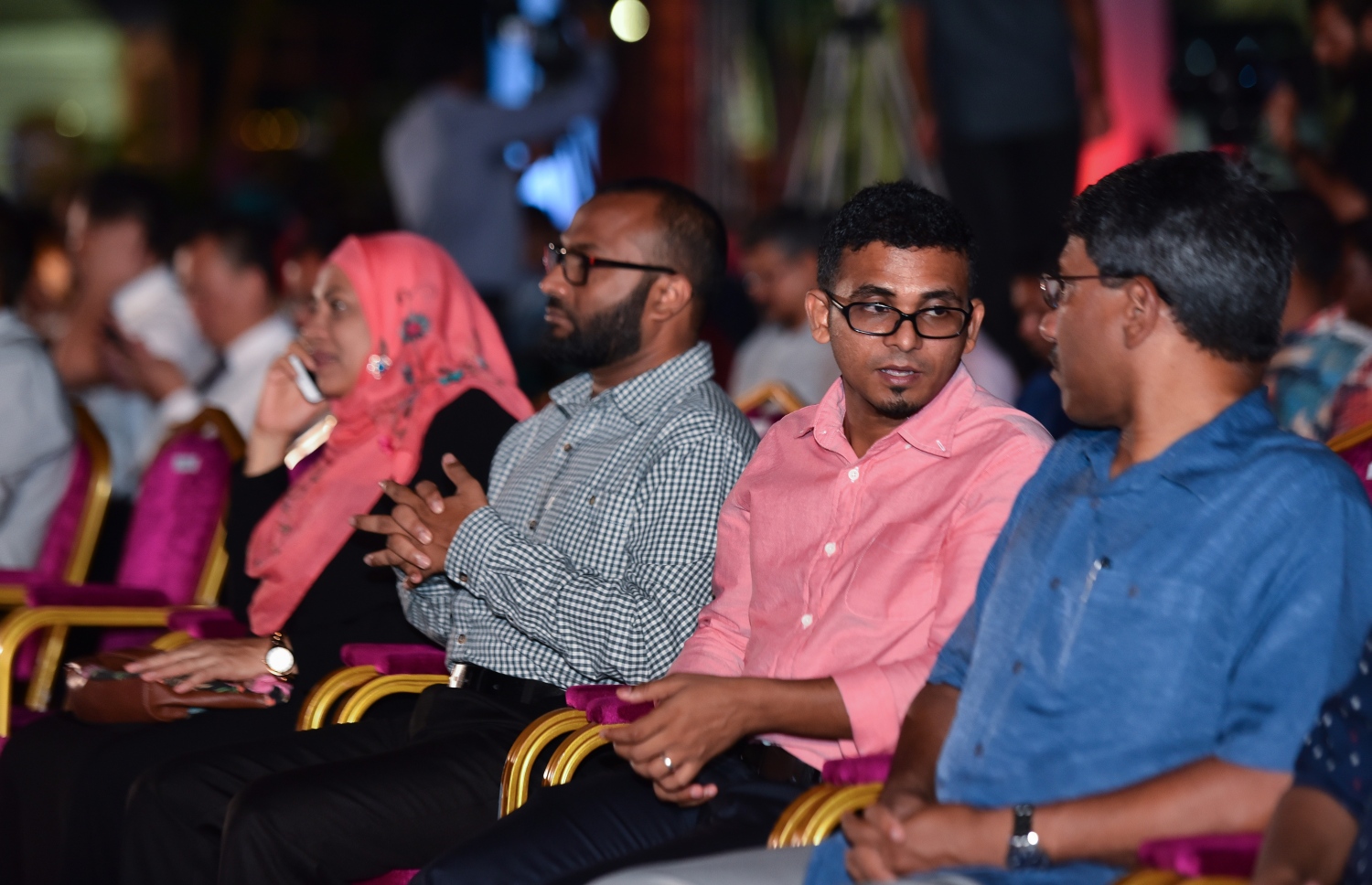 ހުޅުމާލެ ފޭސް 2: ނޮވެމްބަރު 18، 2017- ގާތްގަނޑަކަށް 80،000 މީހުންނަށް އަމާޒުކޮށް ހުޅުމާލޭގެ ދެވަނަ ފިޔަވަހީގައި ފްލެޓް އެޅުމުގެ ބިޔަ މަޝްރޫއު އިފްތިތާހު ކުރުމަށް ބޭއްވި ރަސްމިއްޔާތުގައި ބައިވެރިވެވަޑައިގެންނެވި ބައެއް ބޭފުޅުން: ބޯހިޔާވަހިކަން ގިނަ ބައެއްގެ ދިރިއުޅުމާ ގުޅިފައިވާއިރު، މި ރަސްމިއްޔާތުގައި ވަރަށް ގިނަ އަދަދެއްގެ ބަޔަކު ބައިވެރިވި.---ފޮޓޯ: ހުސައިން ވަހީދު/މިހާރު