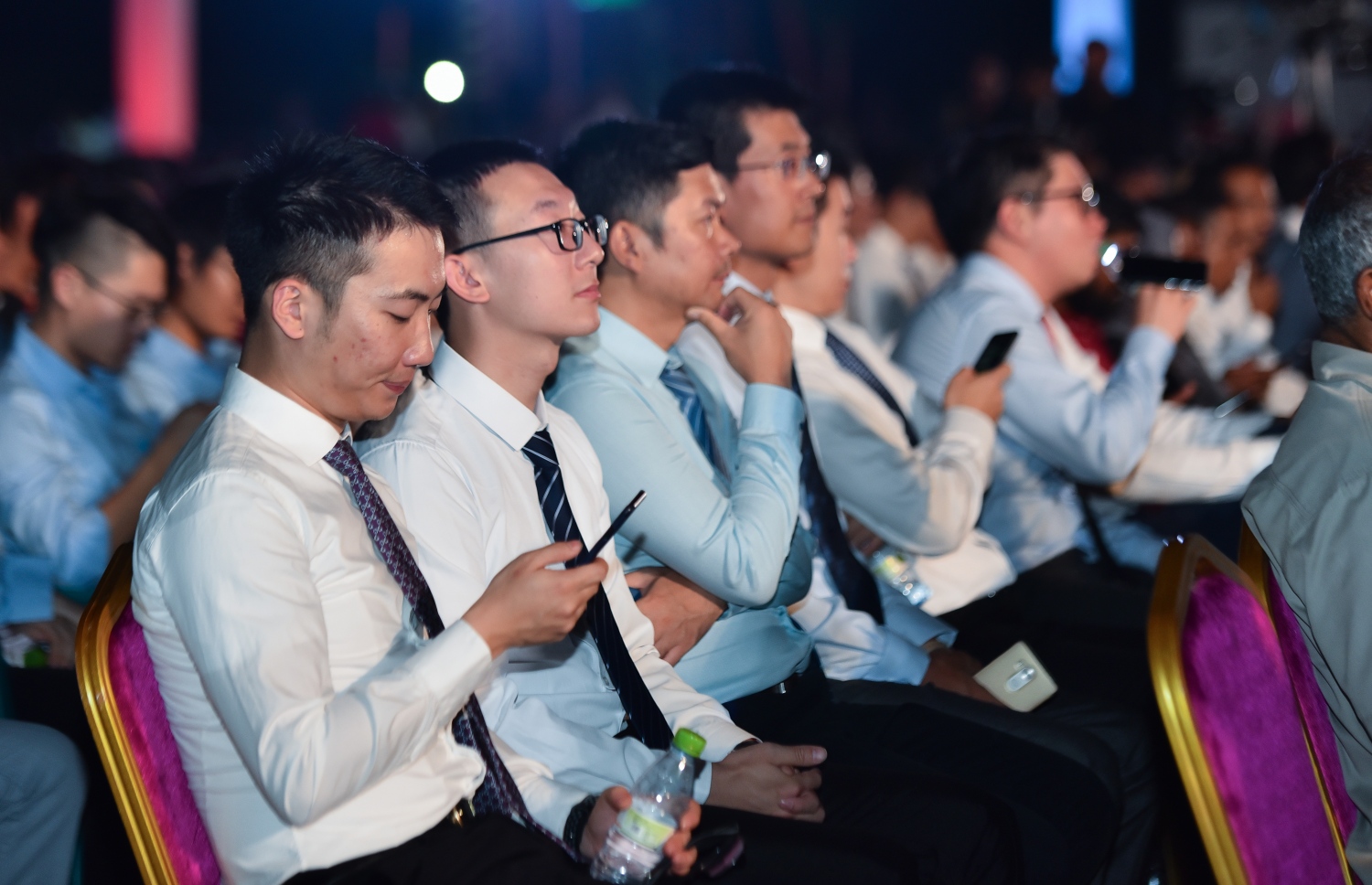 ހުޅުމާލެ ފޭސް 2: ނޮވެމްބަރު 18، 2017- ގާތްގަނޑަކަށް 80،000 މީހުންނަށް އަމާޒުކޮށް ހުޅުމާލޭގެ ދެވަނަ ފިޔަވަހީގައި ފްލެޓް އެޅުމުގެ ބިޔަ މަޝްރޫއު އިފްތިތާހު ކުރުމަށް ބޭއްވި ރަސްމިއްޔާތުގައި ބައިވެރިވި، ފްލެޓްތައް އިމާރާތްކުރާ ކުންފުނިތަކުގެ ބައެއް މީހުން: ބޯހިޔާވަހިކަން ގިނަ ބައެއްގެ ދިރިއުޅުމާ ގުޅިފައިވާއިރު، މި ރަސްމިއްޔާތުގައި ވަރަށް ގިނަ އަދަދެއްގެ ބަޔަކު ބައިވެރިވި.---ފޮޓޯ: ހުސައިން ވަހީދު/މިހާރު