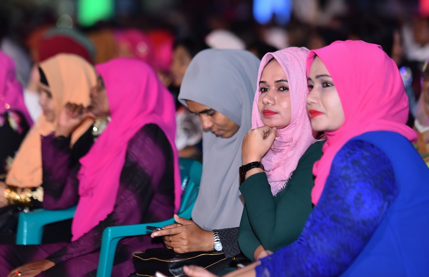 ހުޅުމާލެ ފޭސް 2: ނޮވެމްބަރު 18، 2017- ގާތްގަނޑަކަށް 80،000 މީހުންނަށް އަމާޒުކޮށް ހުޅުމާލޭގެ ދެވަނަ ފިޔަވަހީގައި ފްލެޓް އެޅުމުގެ ބިޔަ މަޝްރޫއު އިފްތިތާހު ކުރުމަށް ބޭއްވި ރަސްމިއްޔާތުގައި ބައިވެރިވި ބައެއް މީހުން: ބޯހިޔާވަހިކަން ގިނަ ބައެއްގެ ދިރިއުޅުމާ ގުޅިފައިވާއިރު، މި ރަސްމިއްޔާތުގައި ވަރަށް ގިނަ އަދަދެއްގެ ބަޔަކު ބައިވެރިވި.---ފޮޓޯ: ހުސައިން ވަހީދު/މިހާރު