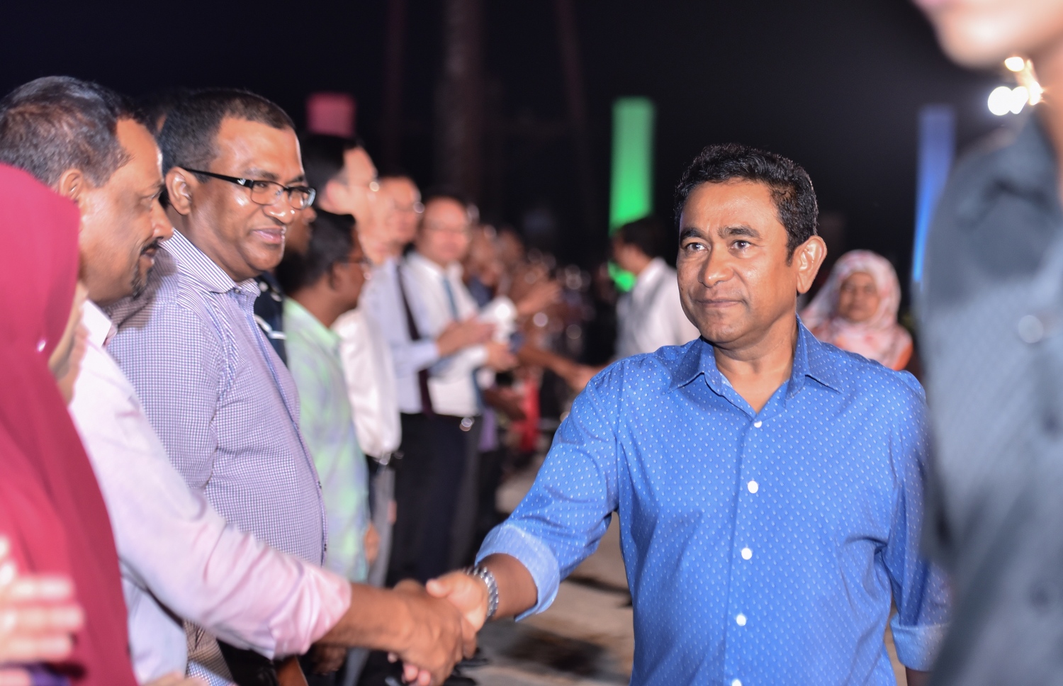 ހުޅުމާލެ ފޭސް 2: ނޮވެމްބަރު 18، 2017- ގާތްގަނޑަކަށް 80،000 މީހުންނަށް އަމާޒުކޮށް ހުޅުމާލޭގެ ދެވަނަ ފިޔަވަހީގައި ފްލެޓް އެޅުމުގެ ބިޔަ މަޝްރޫއު އިފްތިތާހު ކުރުމުގެ ރަސްމިއްޔާތުގައި ރައީސް ޔާމީން ބައެއް ބޭފުޅުންނާ ސަލާމް ކުރައްވަނީ: ބޯހިޔާވަހިކަން ގިނަ ބައެއްގެ ދިރިއުޅުމާ ގުޅިފައިވާއިރު، މި ރަސްމިއްޔާތުގައި ވަރަށް ގިނަ އަދަދެއްގެ ބަޔަކު ބައިވެރިވި.---ފޮޓޯ: ހުސައިން ވަހީދު/މިހާރު