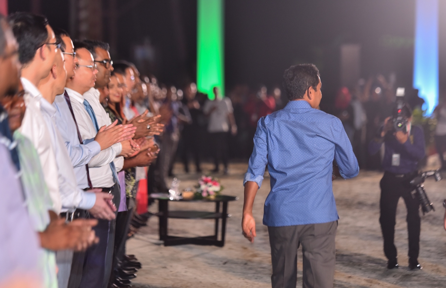 ހުޅުމާލެ ފޭސް 2: ނޮވެމްބަރު 18، 2017- ގާތްގަނޑަކަށް 80،000 މީހުންނަށް އަމާޒުކޮށް ހުޅުމާލޭގެ ދެވަނަ ފިޔަވަހީގައި ފްލެޓް އެޅުމުގެ ބިޔަ މަޝްރޫއު އިފްތިތާހު ކުރުމަށް ބޭއްވި ރަސްމިއްޔާތުގައި ވާހަކަފުޅު ދެއްކެވުމަށް ފަހު ރައީސް ޔާމީން ވަޑައިގަންނަވަނީ: ބޯހިޔާވަހިކަން ގިނަ ބައެއްގެ ދިރިއުޅުމާ ގުޅިފައިވާއިރު، މި ރަސްމިއްޔާތުގައި ވަރަށް ގިނަ އަދަދެއްގެ ބަޔަކު ބައިވެރިވި.---ފޮޓޯ: ހުސައިން ވަހީދު/މިހާރު