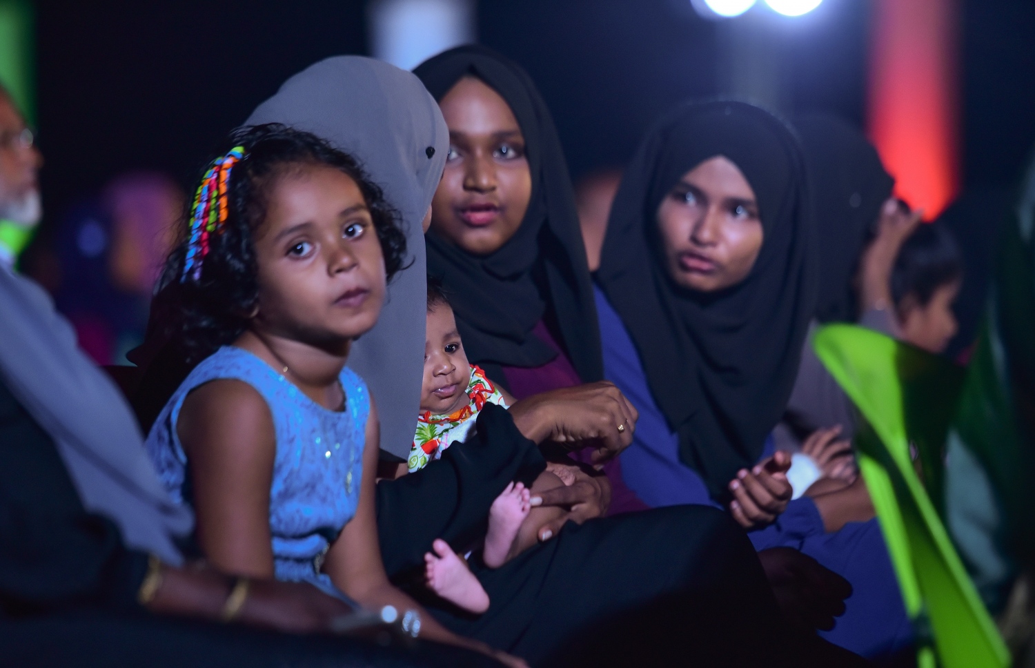 ހުޅުމާލެ ފޭސް 2: ނޮވެމްބަރު 18، 2017- ގާތްގަނޑަކަށް 80،000 މީހުންނަށް އަމާޒުކޮށް ހުޅުމާލޭގެ ދެވަނަ ފިޔަވަހީގައި ފްލެޓް އެޅުމުގެ ބިޔަ މަޝްރޫއު އިފްތިތާހު ކުރުމަށް ބޭއްވި ރަސްމިއްޔާތުގައި ބައިވެރިވި ބައެއް މީހުން: ބޯހިޔާވަހިކަން ގިނަ ބައެއްގެ ދިރިއުޅުމާ ގުޅިފައިވާއިރު، މި ރަސްމިއްޔާތުގައި ވަރަށް ގިނަ އަދަދެއްގެ ބަޔަކު ބައިވެރިވި.---ފޮޓޯ: ހުސައިން ވަހީދު/މިހާރު