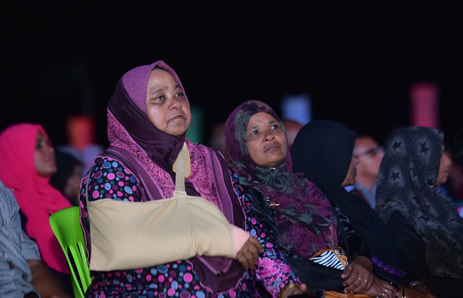 ހުޅުމާލެ ފޭސް 2: ނޮވެމްބަރު 18، 2017- ގާތްގަނޑަކަށް 80،000 މީހުންނަށް އަމާޒުކޮށް ހުޅުމާލޭގެ ދެވަނަ ފިޔަވަހީގައި ފްލެޓް އެޅުމުގެ ބިޔަ މަޝްރޫއު އިފްތިތާހު ކުރުމަށް ބޭއްވި ރަސްމިއްޔާތުގައި ބައިވެރިވި ބައެއް މީހުން: ބޯހިޔާވަހިކަން ގިނަ ބައެއްގެ ދިރިއުޅުމާ ގުޅިފައިވާއިރު، މި ރަސްމިއްޔާތުގައި ވަރަށް ގިނަ އަދަދެއްގެ ބަޔަކު ބައިވެރިވި.---ފޮޓޯ: ހުސައިން ވަހީދު/މިހާރު