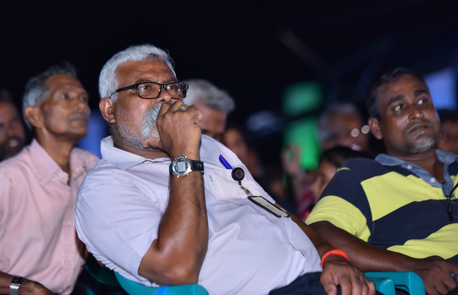 ހުޅުމާލެ ފޭސް 2: ނޮވެމްބަރު 18، 2017- ގާތްގަނޑަކަށް 80،000 މީހުންނަށް އަމާޒުކޮށް ހުޅުމާލޭގެ ދެވަނަ ފިޔަވަހީގައި ފްލެޓް އެޅުމުގެ ބިޔަ މަޝްރޫއު އިފްތިތާހު ކުރުމަށް ބޭއްވި ރަސްމިއްޔާތުގައި ބައިވެރިވި ބައެއް މީހުން: ބޯހިޔާވަހިކަން ގިނަ ބައެއްގެ ދިރިއުޅުމާ ގުޅިފައިވާއިރު، މި ރަސްމިއްޔާތުގައި ވަރަށް ގިނަ އަދަދެއްގެ ބަޔަކު ބައިވެރިވި.---ފޮޓޯ: ހުސައިން ވަހީދު/މިހާރު