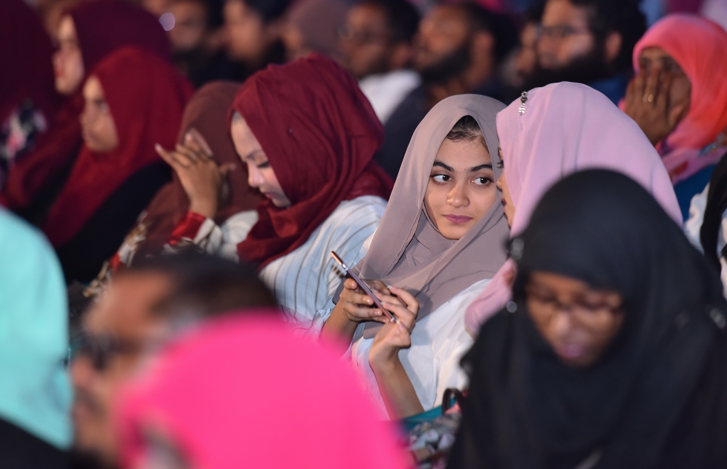 ހުޅުމާލެ ފޭސް 2: ނޮވެމްބަރު 18، 2017- ގާތްގަނޑަކަށް 80،000 މީހުންނަށް އަމާޒުކޮށް ހުޅުމާލޭގެ ދެވަނަ ފިޔަވަހީގައި ފްލެޓް އެޅުމުގެ ބިޔަ މަޝްރޫއު އިފްތިތާހު ކުރުމަށް ބޭއްވި ރަސްމިއްޔާތުގައި ބައިވެރިވި ބައެއް މީހުން: ބޯހިޔާވަހިކަން ގިނަ ބައެއްގެ ދިރިއުޅުމާ ގުޅިފައިވާއިރު، މި ރަސްމިއްޔާތުގައި ވަރަށް ގިނަ އަދަދެއްގެ ބަޔަކު ބައިވެރިވި.---ފޮޓޯ: ހުސައިން ވަހީދު/މިހާރު