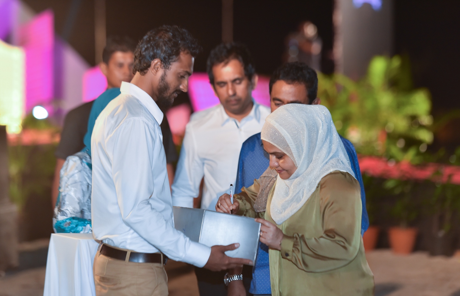 ހުޅުމާލެ ފޭސް 2: ނޮވެމްބަރު 18، 2017- ގާތްގަނޑަކަށް 80،000 މީހުންނަށް އަމާޒުކޮށް ހުޅުމާލޭގެ ދެވަނަ ފިޔަވަހީގައި ފްލެޓް އެޅުމުގެ ބިޔަ މަޝްރޫއު އިފްތިތާހު ކުރުމުގެ ގޮތުން، ފައުންޑޭޝަންގެ މަތީގައި ބާއްވާ ގަލުގައި ފަސްޓް ލޭޑީ ފާތުމަތު އިބްރާހީމް ސޮއިކުރައްވަނީ.---ފޮޓޯ: ހުސެއިން ވަހީދު/މިހާރު