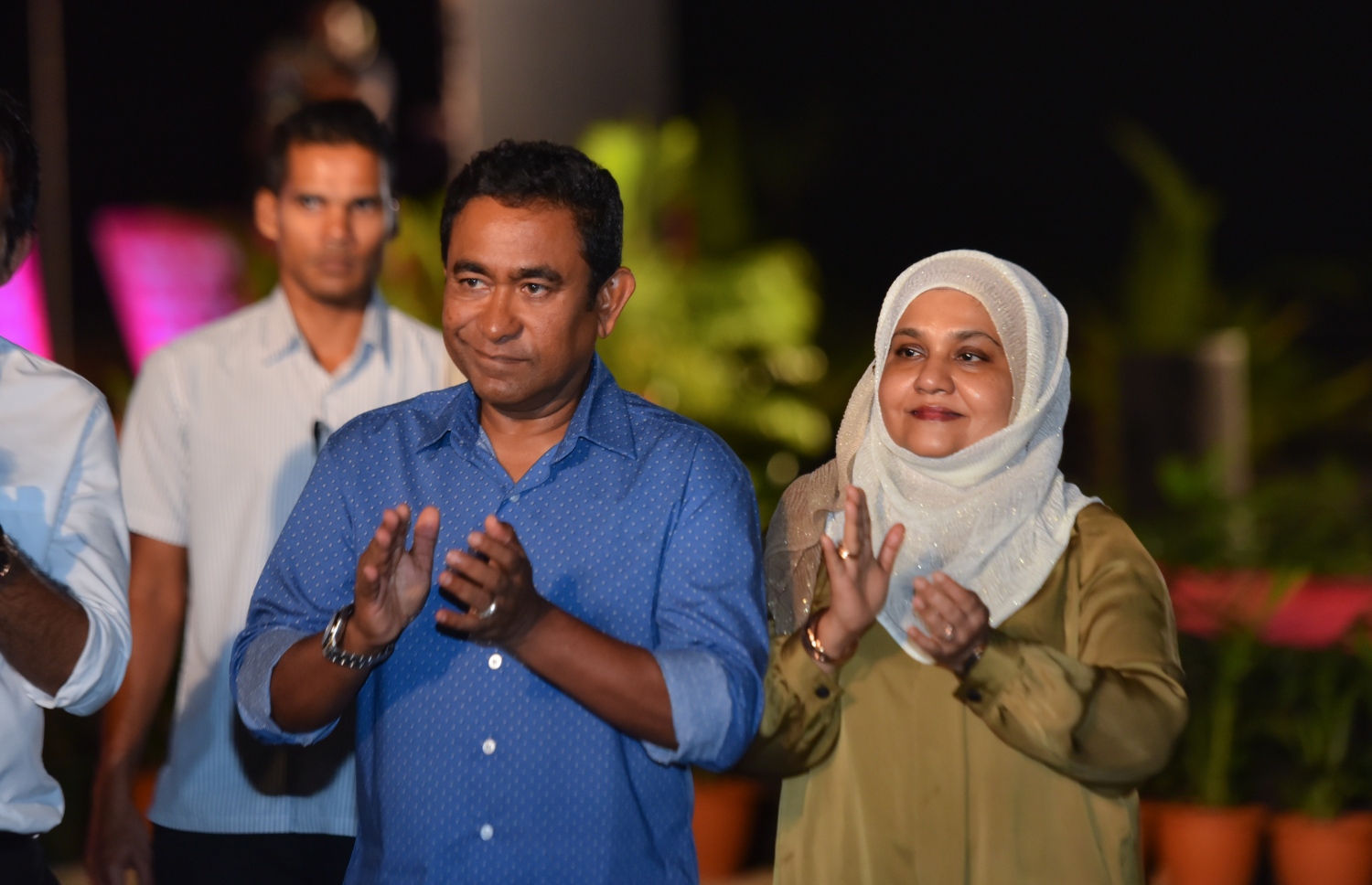 ހުޅުމާލެ ފޭސް 2: ނޮވެމްބަރު 18، 2017- ގާތްގަނޑަކަށް 80،000 މީހުންނަށް އަމާޒުކޮށް ހުޅުމާލޭގެ ދެވަނަ ފިޔަވަހީގައި ފްލެޓް އެޅުމުގެ ބިޔަ މަޝްރޫއު އިފްތިތާހު ކުރުމުގެ ރަސްމިއްޔާތުގައި ރައީސް ޔާމީންގެ ދެކަނބަލުން ބައިވެރިވެވަޑައިގަންނަވަނީ.---ފޮޓޯ: ހުސެއިން ވަހީދު/މިހާރު