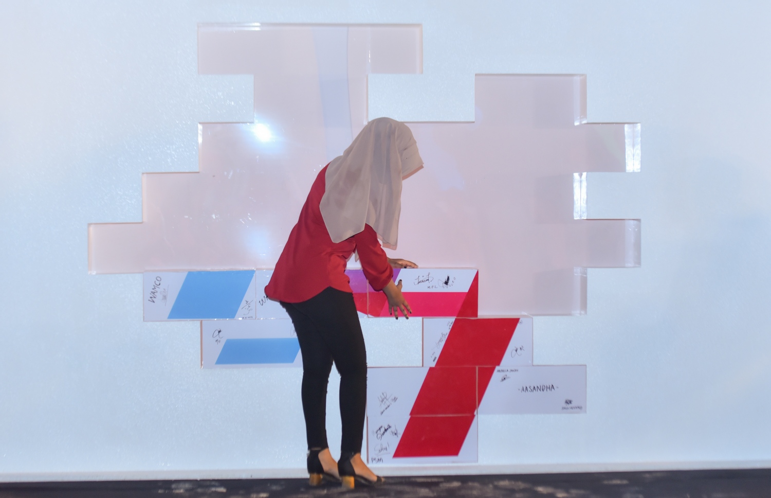 ހުޅުމާލެ ފޭސް 2: ނޮވެމްބަރު 18، 2017- ގާތްގަނޑަކަށް 80،000 މީހުންނަށް އަމާޒުކޮށް ހުޅުމާލޭގެ ދެވަނަ ފިޔަވަހީގައި ފްލެޓް އެޅުމުގެ ބިޔަ މަޝްރޫއު އިފްތިތާހު ކުރުމުގެ ރަސްމިއްޔާތުގައި ސަރުކާރުގެ ކުންފުންޏެއްގެ މުވައްޒަފަކު، ފައުންޑޭޝަންގެ މަތީގައި ގާ ބާއްވަނީ.---ފޮޓޯ: ހުސެއިން ވަހީދު/މިހާރު